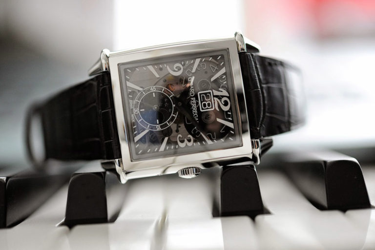 Girard-Perregaux Vintage 1945 large date and moon phases