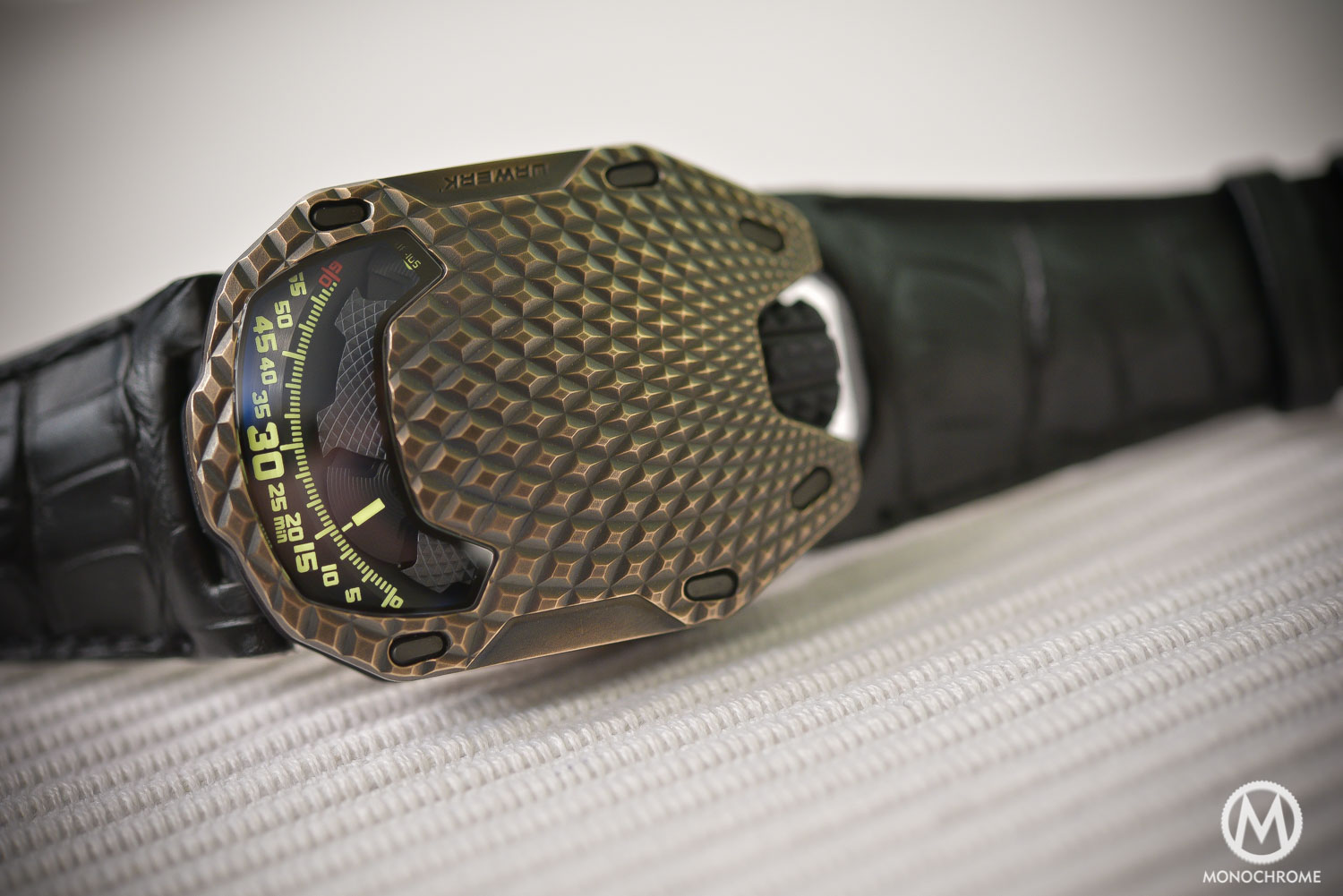 URWERK UR-105 T-Rex - SIHH 2016 - 6 URWERK UR-105 T-Rex - SIHH 2016 - bronze bezel