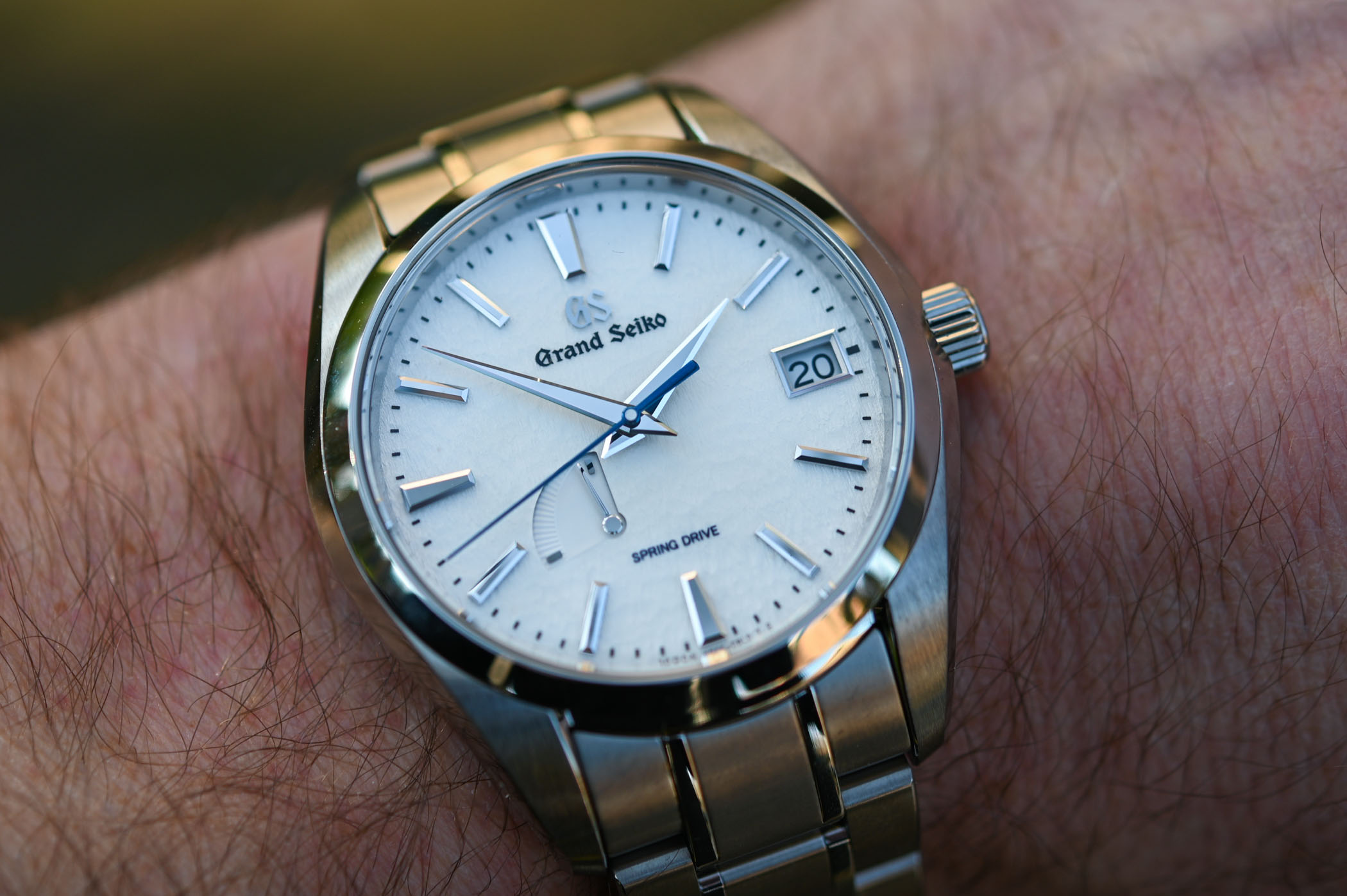 Esfera Grand Seiko Snowflake SBGA211 que muestra el indicador de reserva de marcha a las 8 en punto
