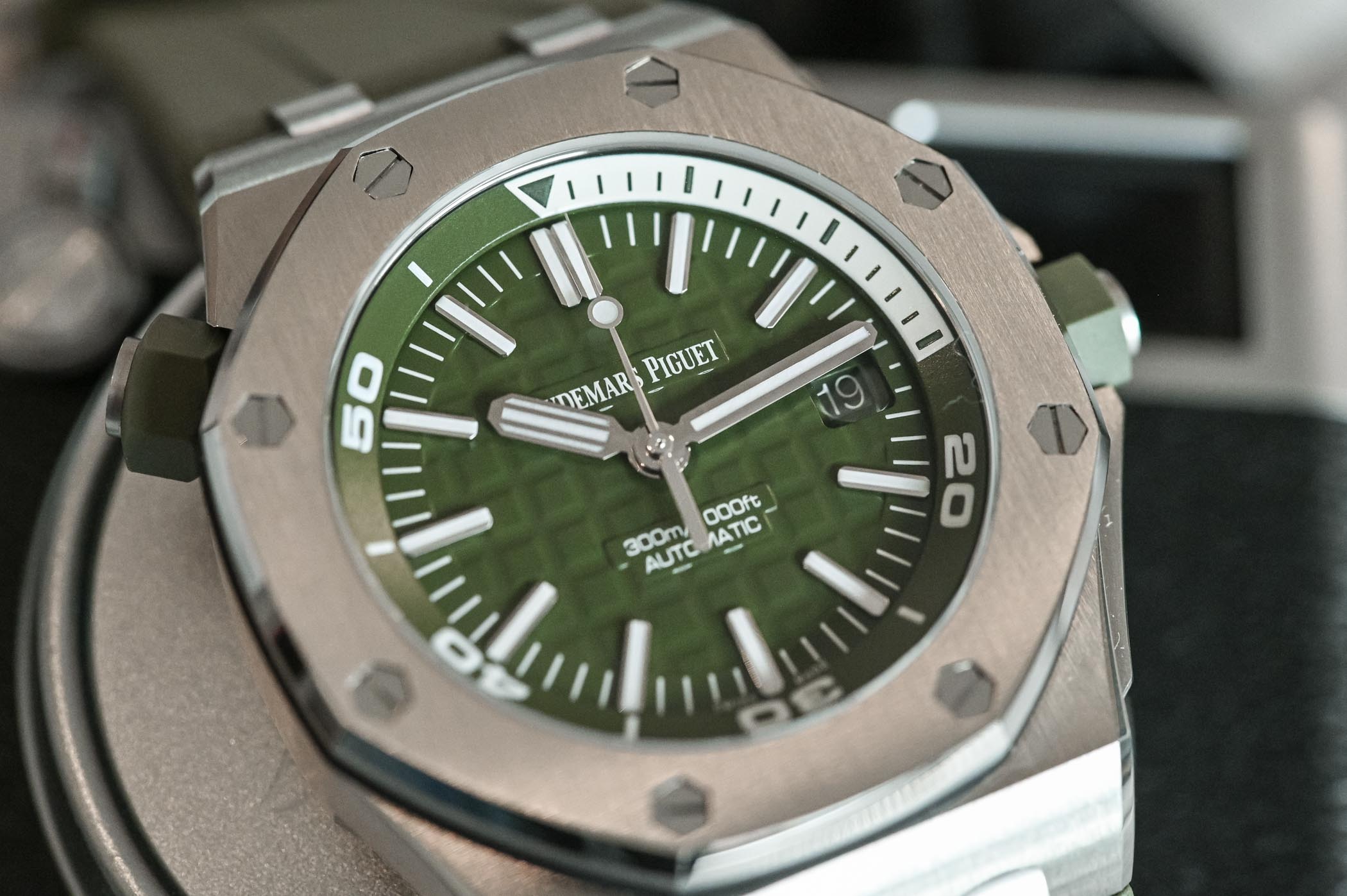 Audemars Piguet Royal Oak Offshore Diver Khaki Green - 15710ST.OO.A052CA.01 - Review - 5 Audemars Piguet Royal Oak Offshore Diver Khaki Green - 15710ST.OO.A052CA.01 - Review - 5