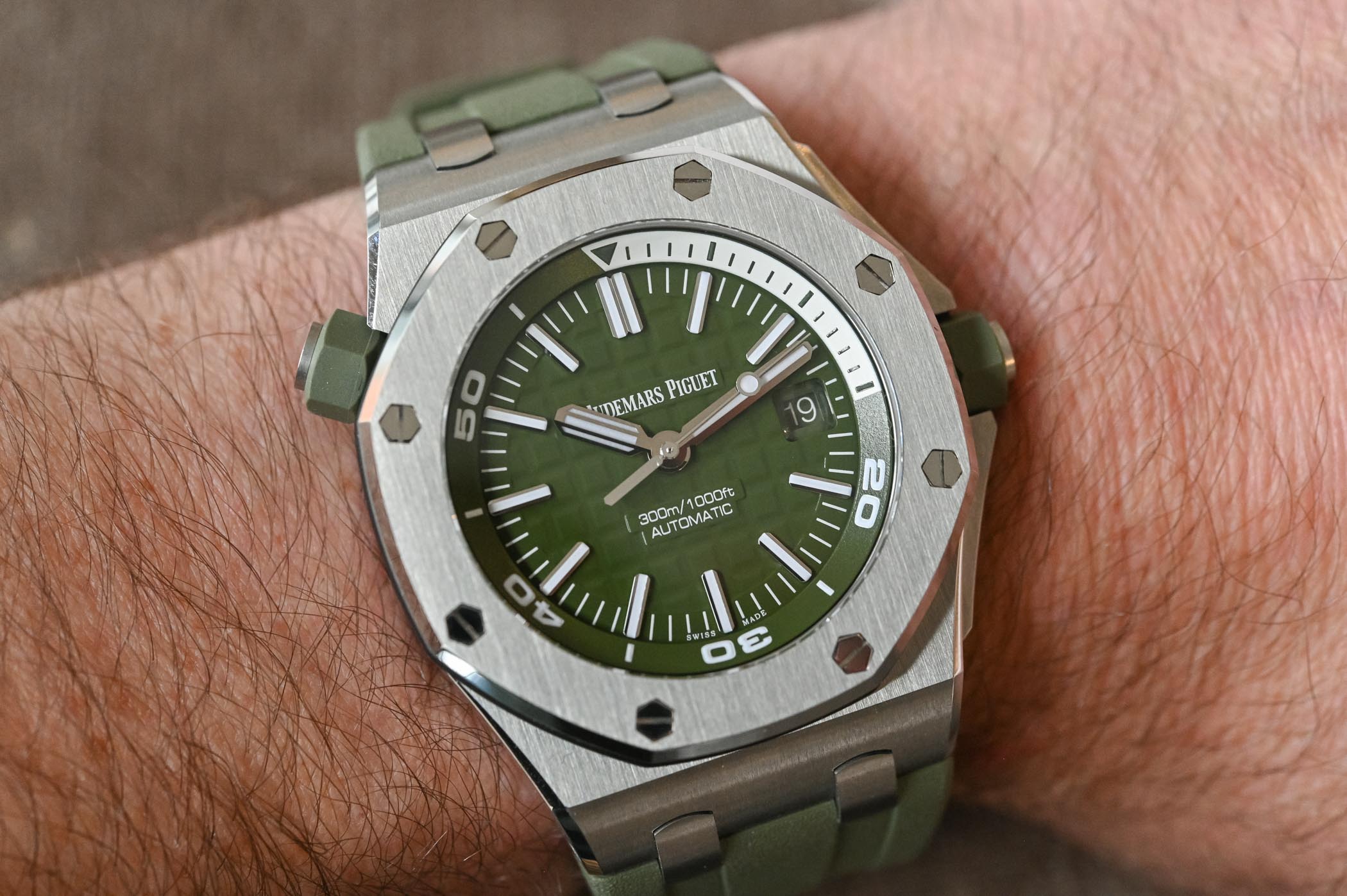 Audemars Piguet Royal Oak Offshore Diver Khaki Green - 15710ST.OO.A052CA.01 - Review - 7 Audemars Piguet Royal Oak Offshore Diver Khaki Green - 15710ST.OO.A052CA.01 - Review - 7