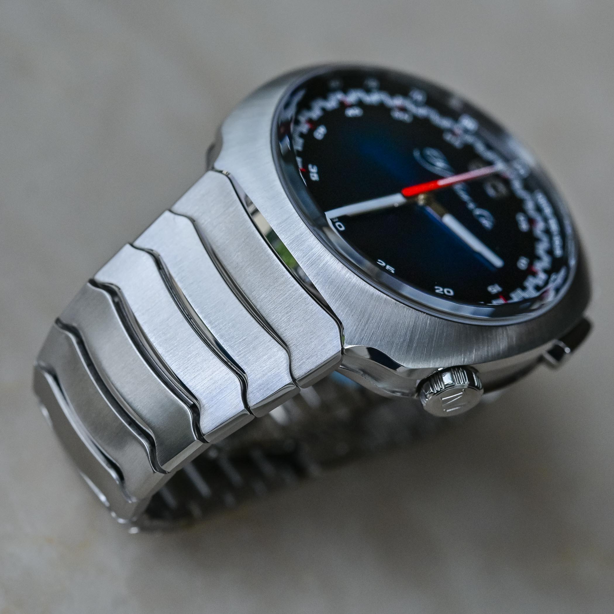 H Moser Cie Streamliner Flyback Chronograph Automatic Funky Blue - review - 10 H. Moser & Cie. Streamliner Flyback Chronograph Automatic Funky Blue integrated bracelet