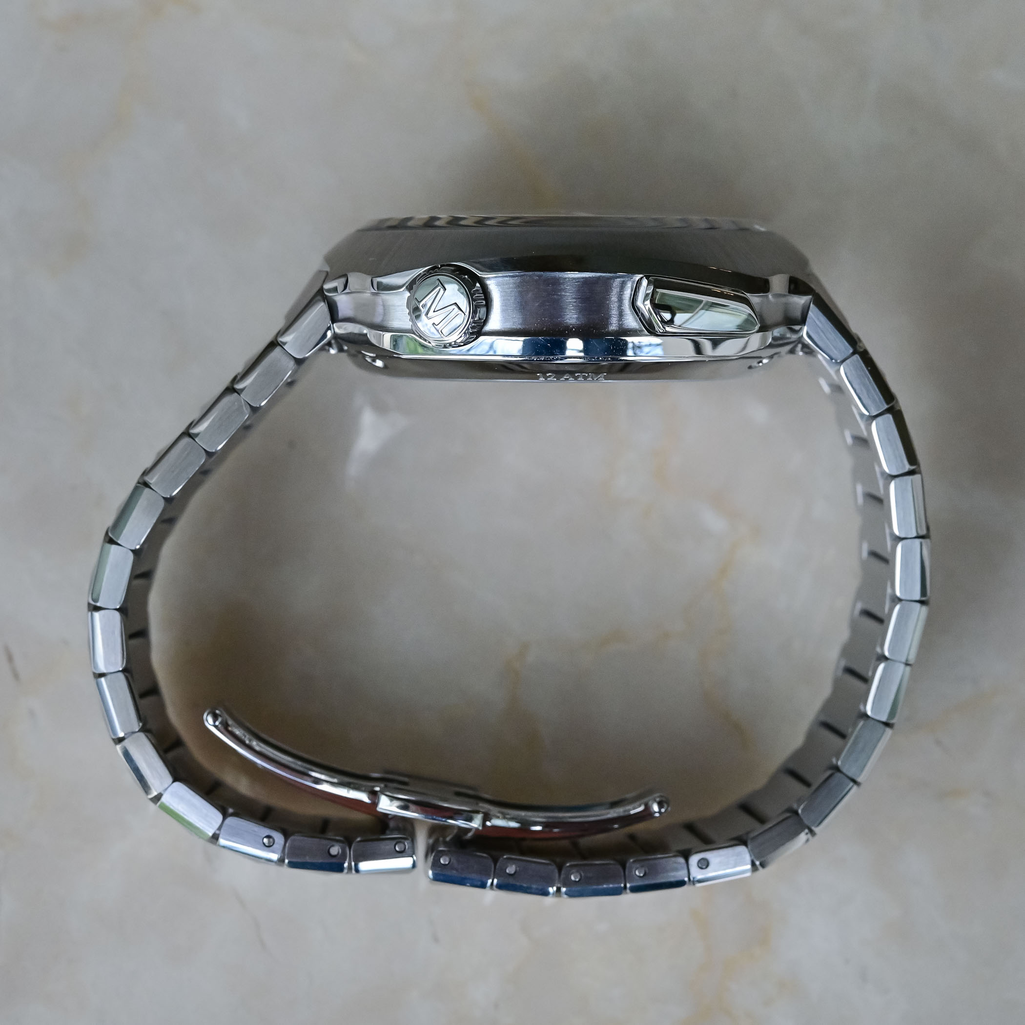 H Moser Cie Streamliner Flyback Chronograph Automatic Funky Blue - review - 9 H. Moser & Cie. Streamliner Flyback Chronograph Automatic Funky Blue integrated bracelet