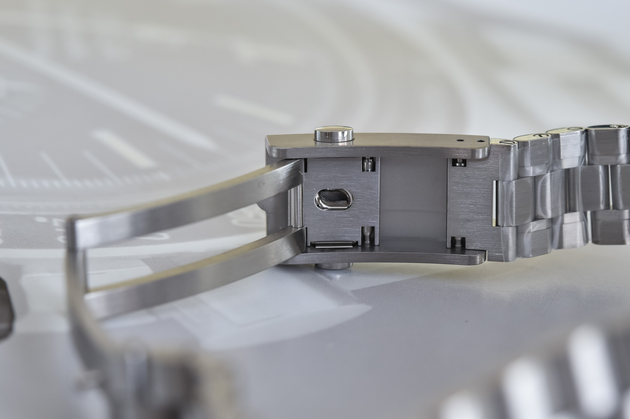 Omega Speedmaster Moonwatch Professional Co-Axial Master Chronometer Canopus Gold Silver dial 310.60.42.50.02.001 - review - 4 Omega Speedmaster Moonwatch Professional Co-Axial Master Chronometer Canopus Gold Silver dial 310.60.42.50.02.001