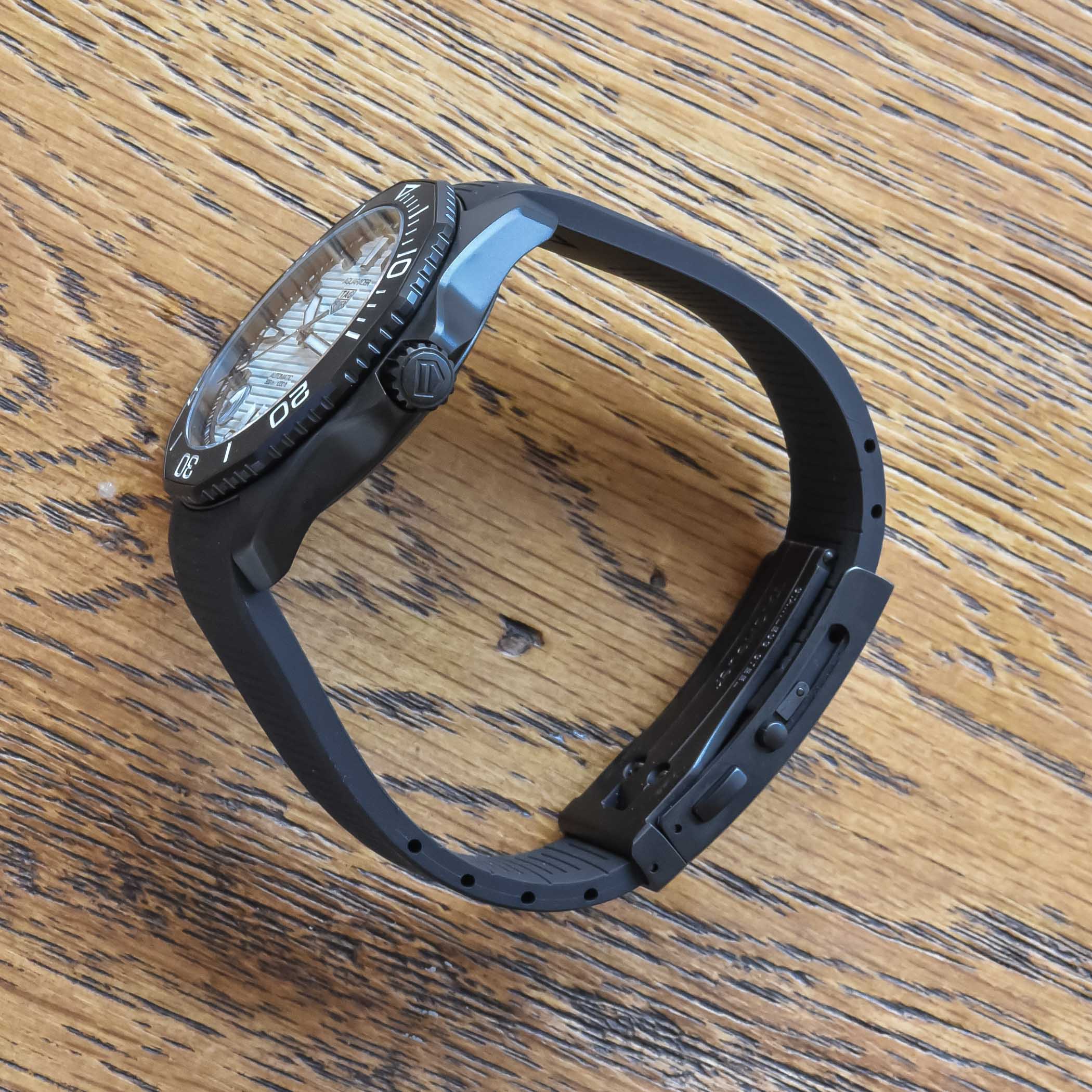 TAG Heuer Aquaracer Professional 300 NIGHT DIVER Calibre 5 Automatic - WBP201D.FT6197 - review - 4 TAG Heuer Aquaracer Professional 300 NIGHT DIVER Calibre 5 Automatic - WBP201D.FT6197