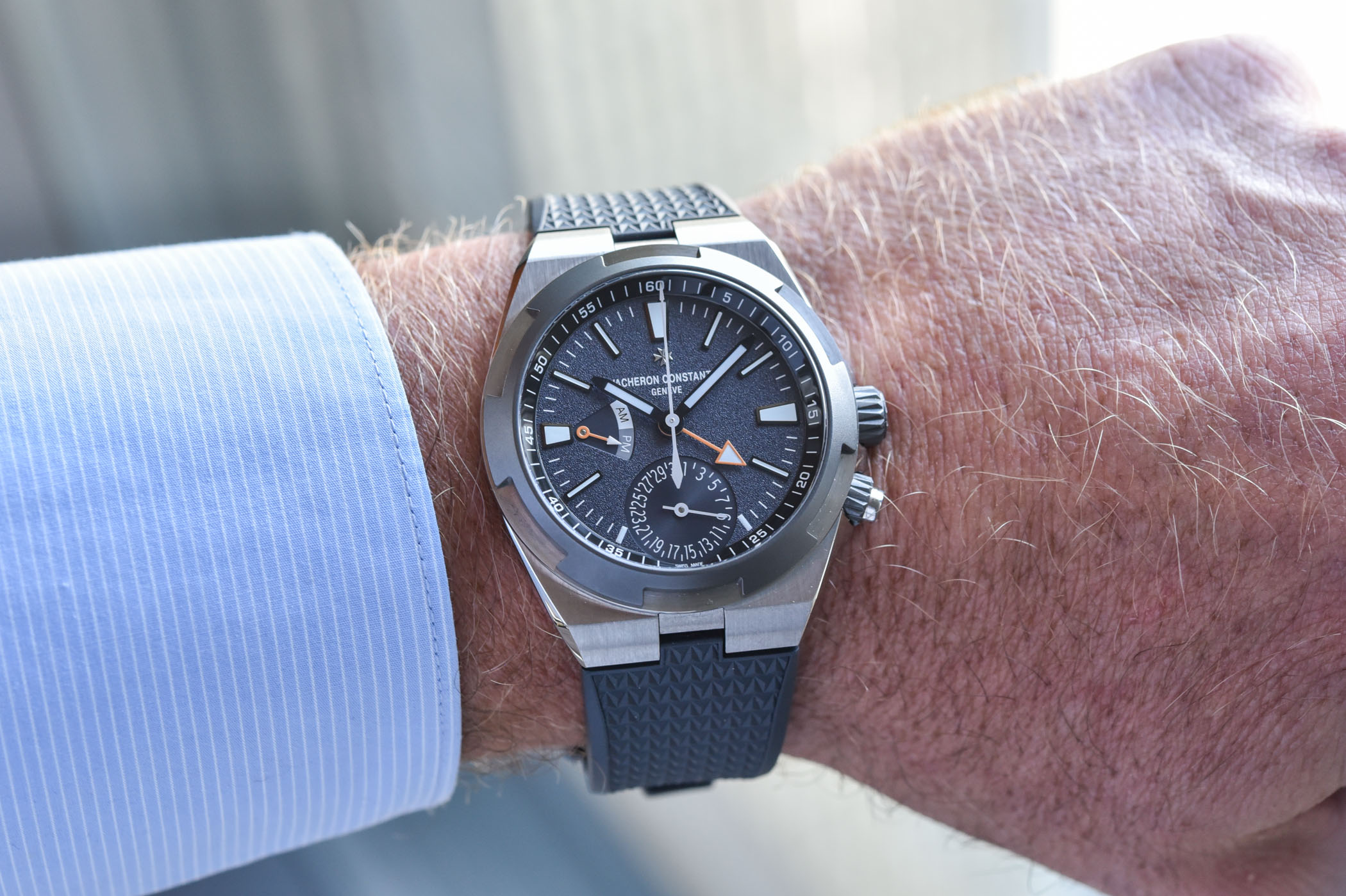 Vacheron Constantin Overseas Dual-Time Everest Limited Edition 7910V:000T-B922 - hands-on - 5 Vacheron Constantin Overseas Limited Editions Everest review