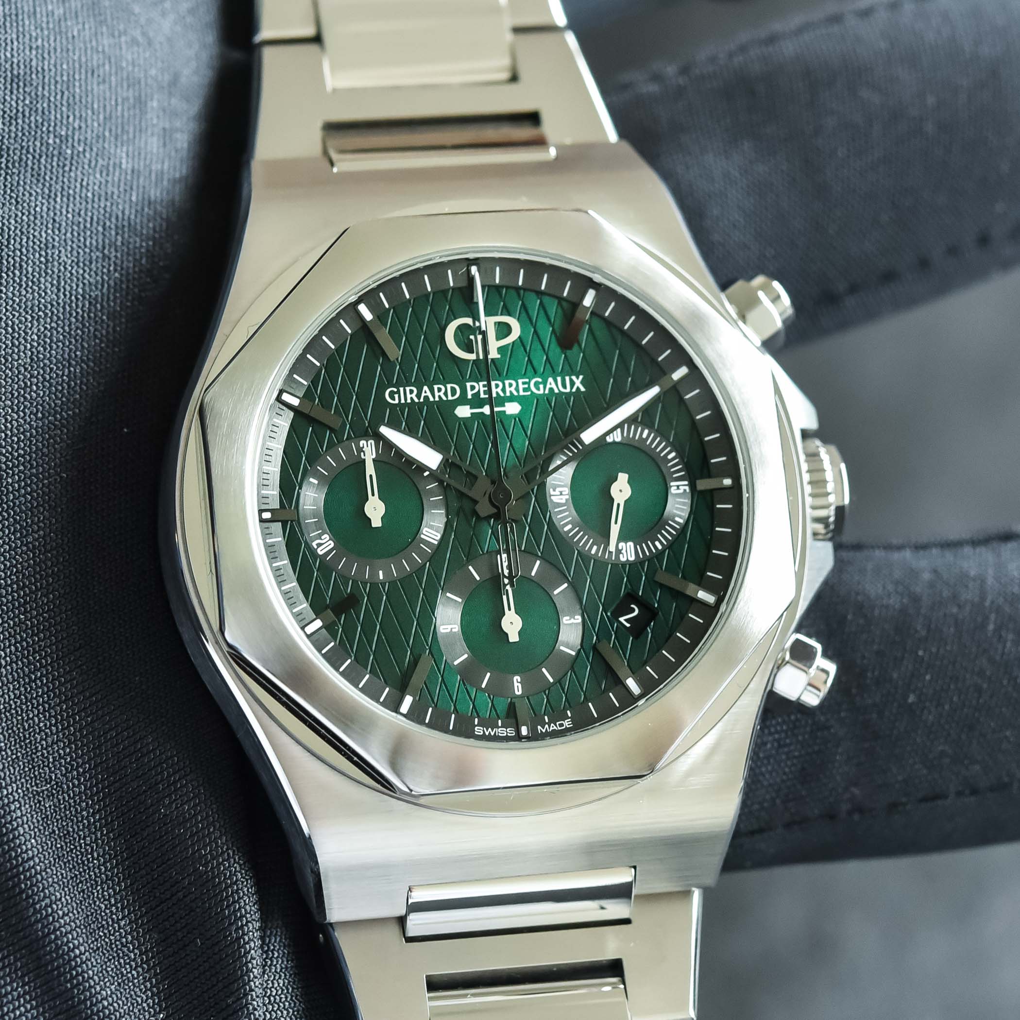 Girard Perregaux Laureato Aston Martin Edition - hands-on - 6 Girard Perregaux Laureato Aston Martin Edition