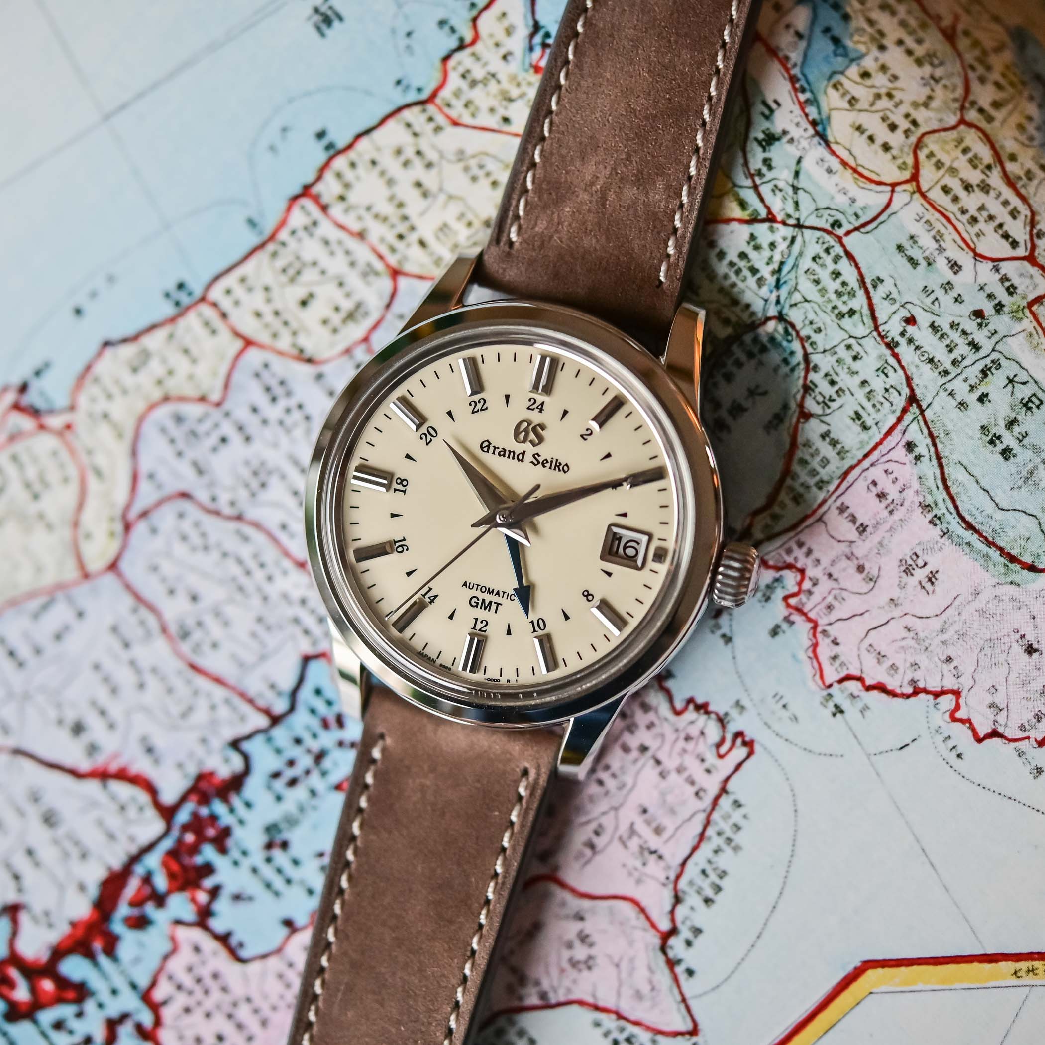 Grand Seiko Elegance GMT SBGM221 dial