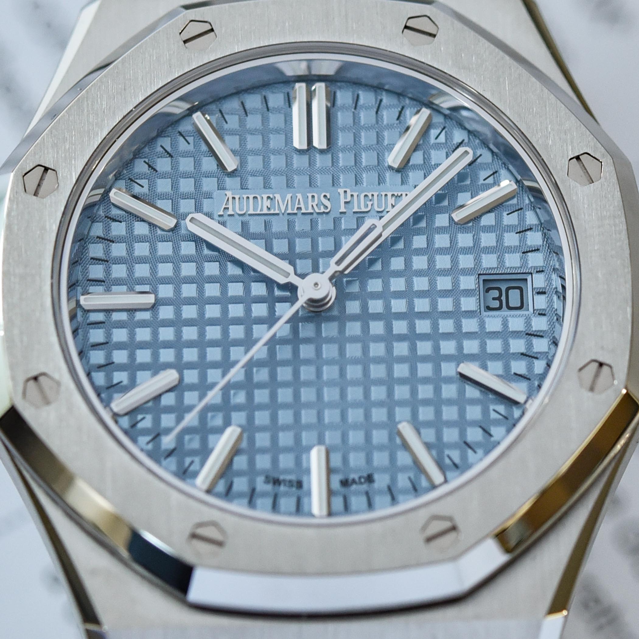 Audemars Piguet Royal Oak Selfwinding 37mm 15550ST 50th anniversary - review - 5 Audemars Piguet Royal Oak Selfwinding 37mm 15550ST