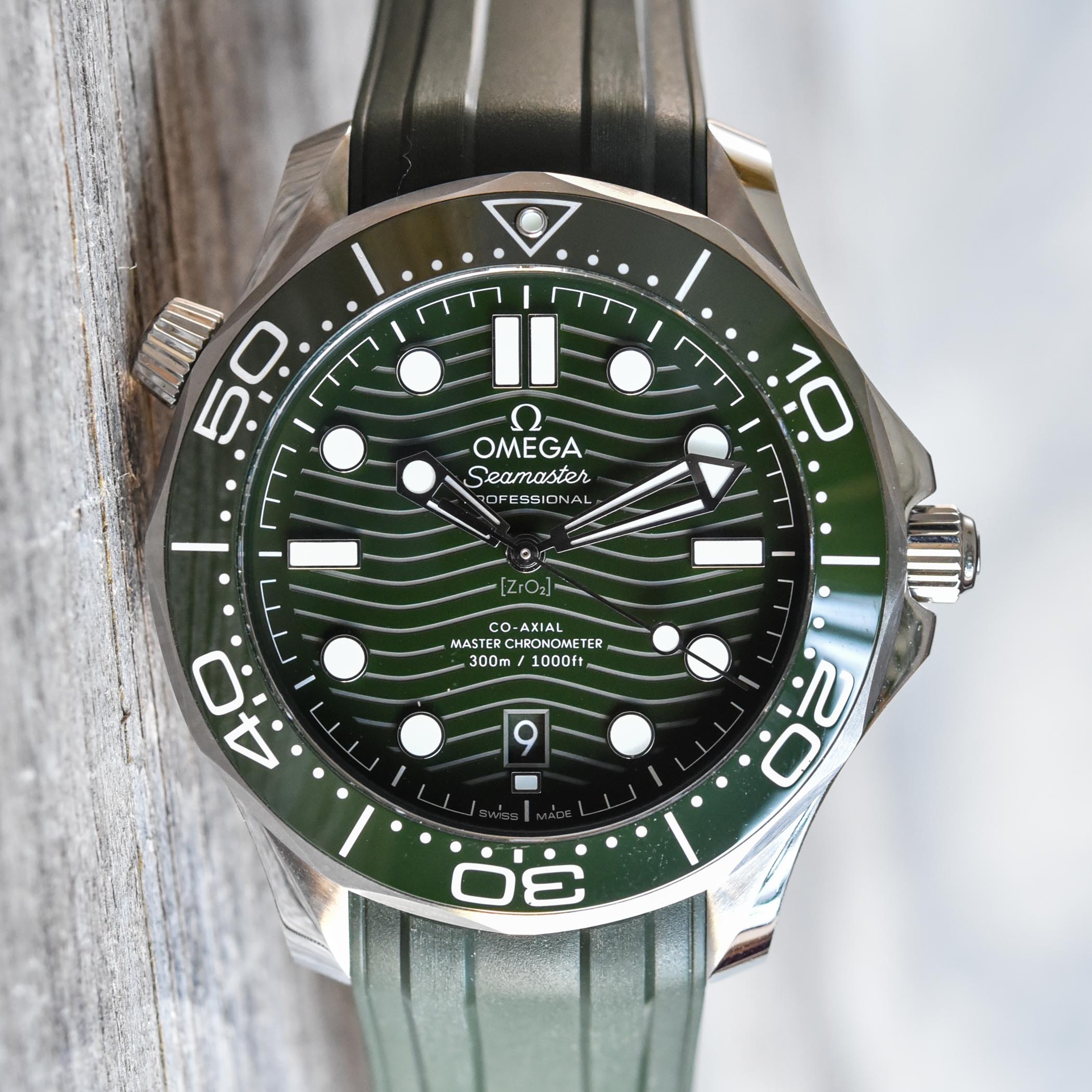 Omega Seamaster Diver 300M Green Dial Green Bezel 210.32.42.20.10.001 - hands-on - 4 Omega Seamaster Diver 300M Green Dial Green Bezel green rubber