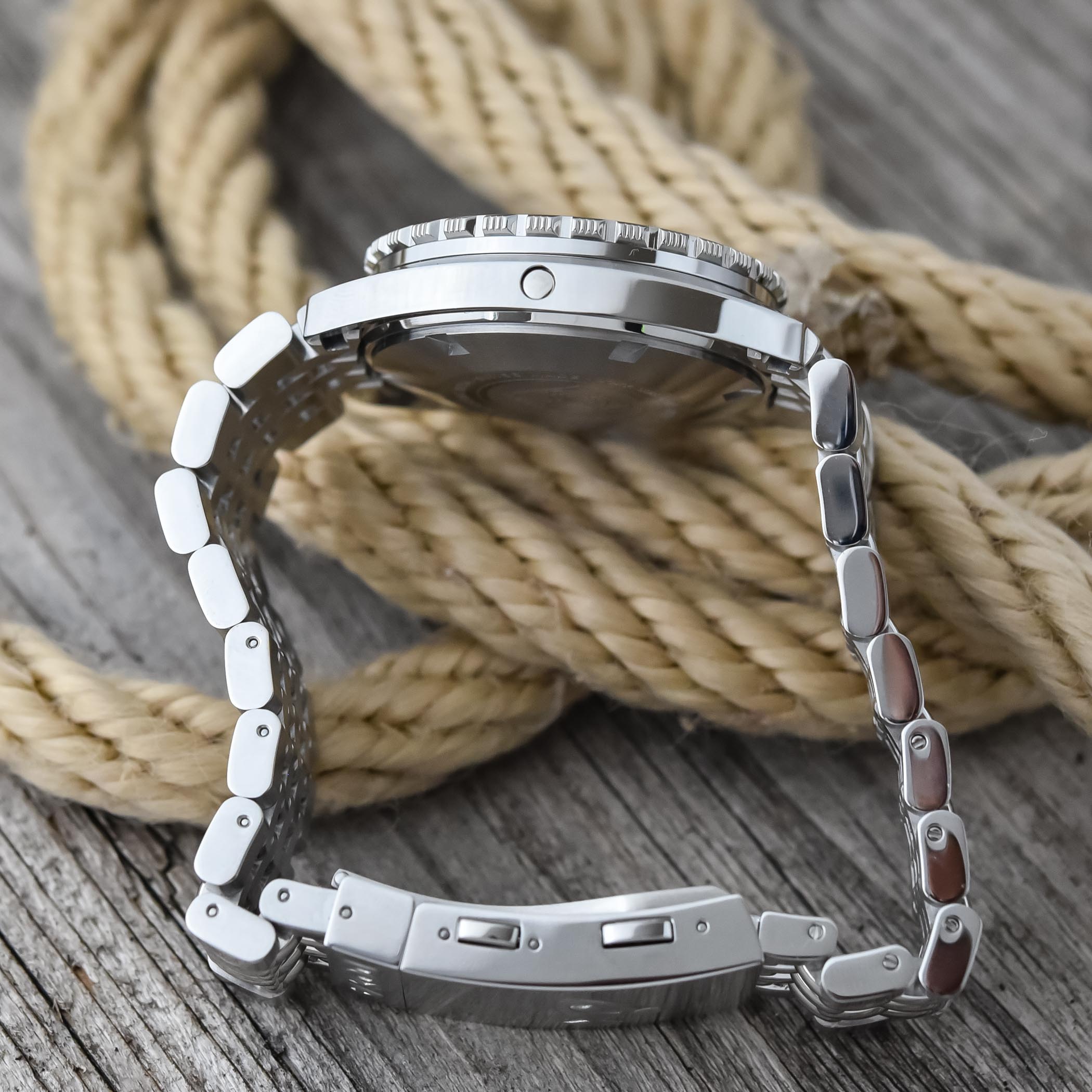 Doxa Army Stainless Steel Collection 2022 - Hands-On Review - 7 Doxa Army Stainless Steel Collection 2022 - Hands-On Review - 7