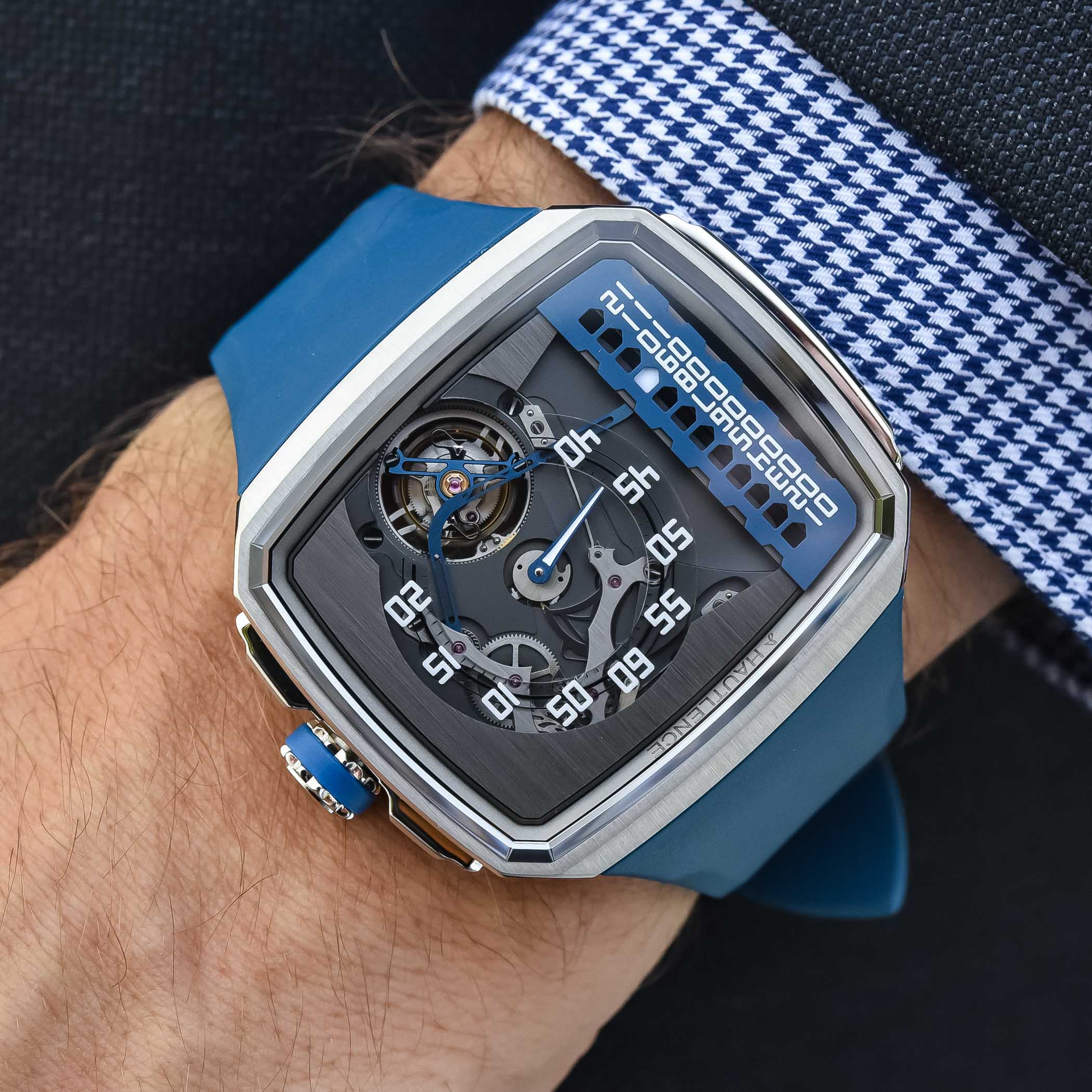 Hautlence Linear Series 1 - 2022 comeback of Hautlence - hands-on - 2 Hautlence Linear Series 1 retrograde jumping hour tourbillon