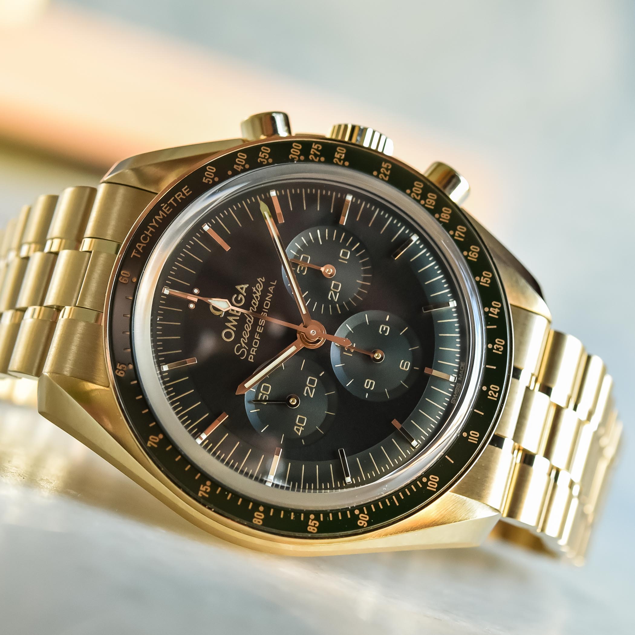 Omega Speedmaster Moonwatch Moonshine Gold Green Dial - 310.60.42.50.10.001 - hands-on - 3 Omega Speedmaster Moonwatch Moonshine Gold Green Dial