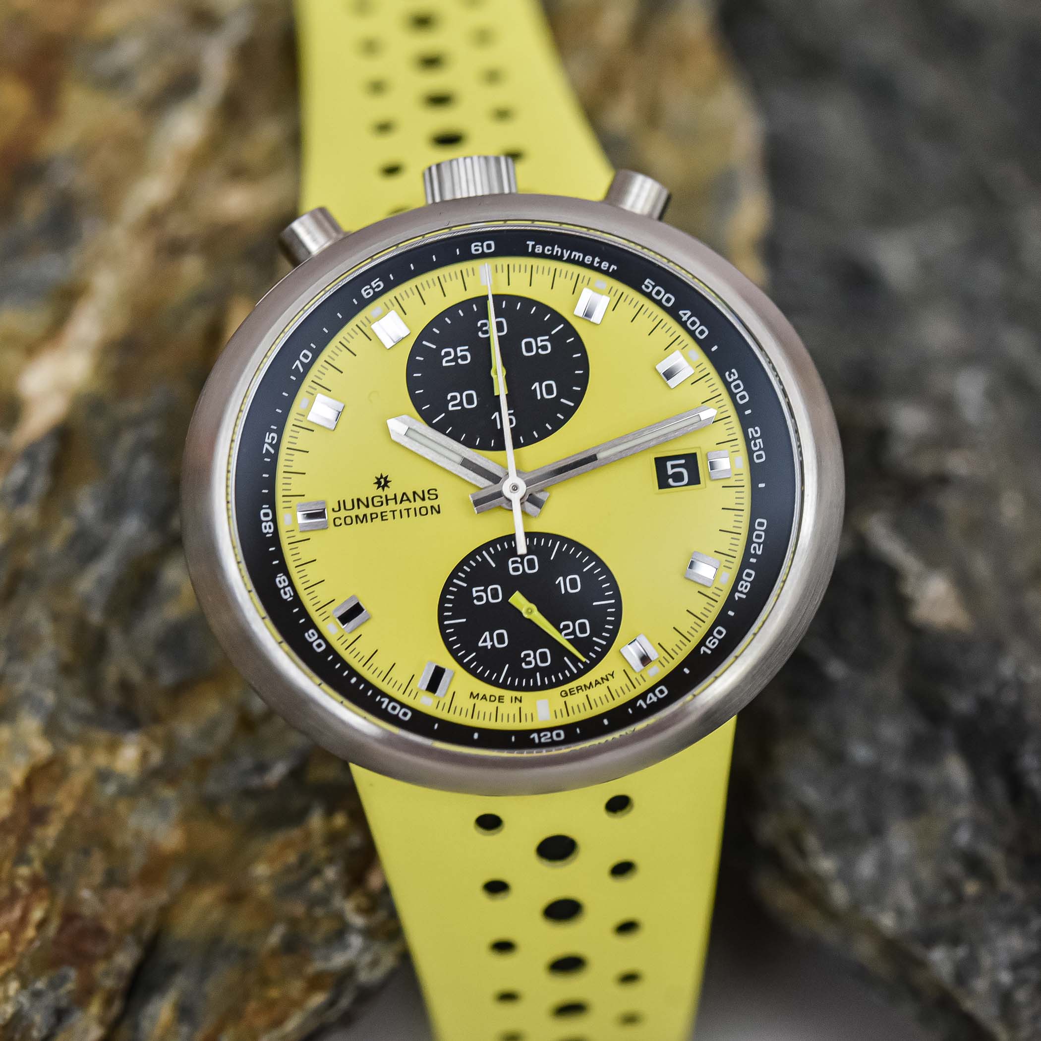 Junghans 1972 Competition FIS Edition Lemon Bullhead Chronograph - hands-on review - 2 Junghans 1972 Competition FIS Edition Lemon Bullhead Chronograph