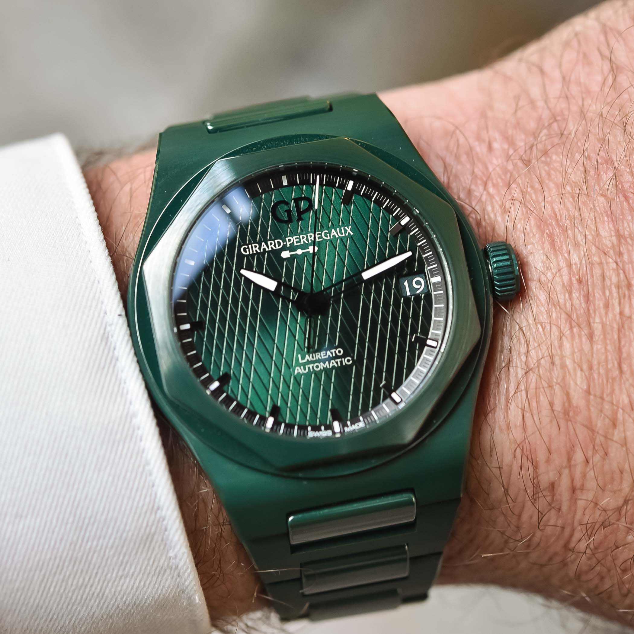 Girard-Perregaux Laureato Green Ceramic Aston Martin Editions - Hands-On - 2 Girard-Perregaux Laureato Green Ceramic Aston Martin