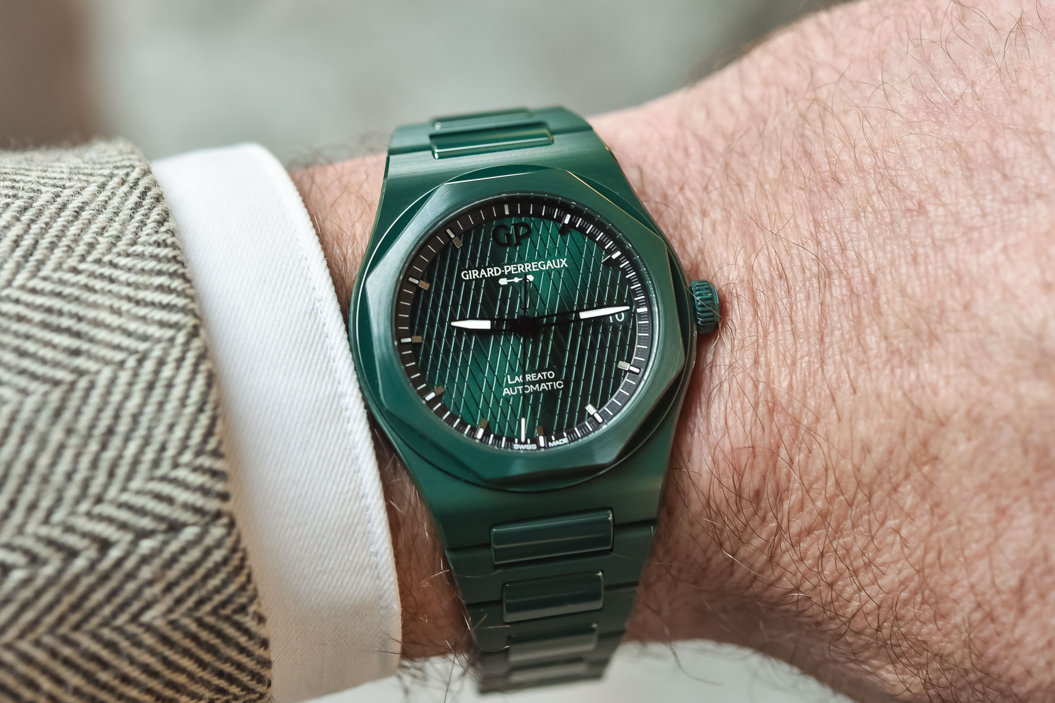 Girard-Perregaux Laureato Green Ceramic Aston Martin Editions - Hands-On - 3 Girard-Perregaux Laureato Green Ceramic Aston Martin