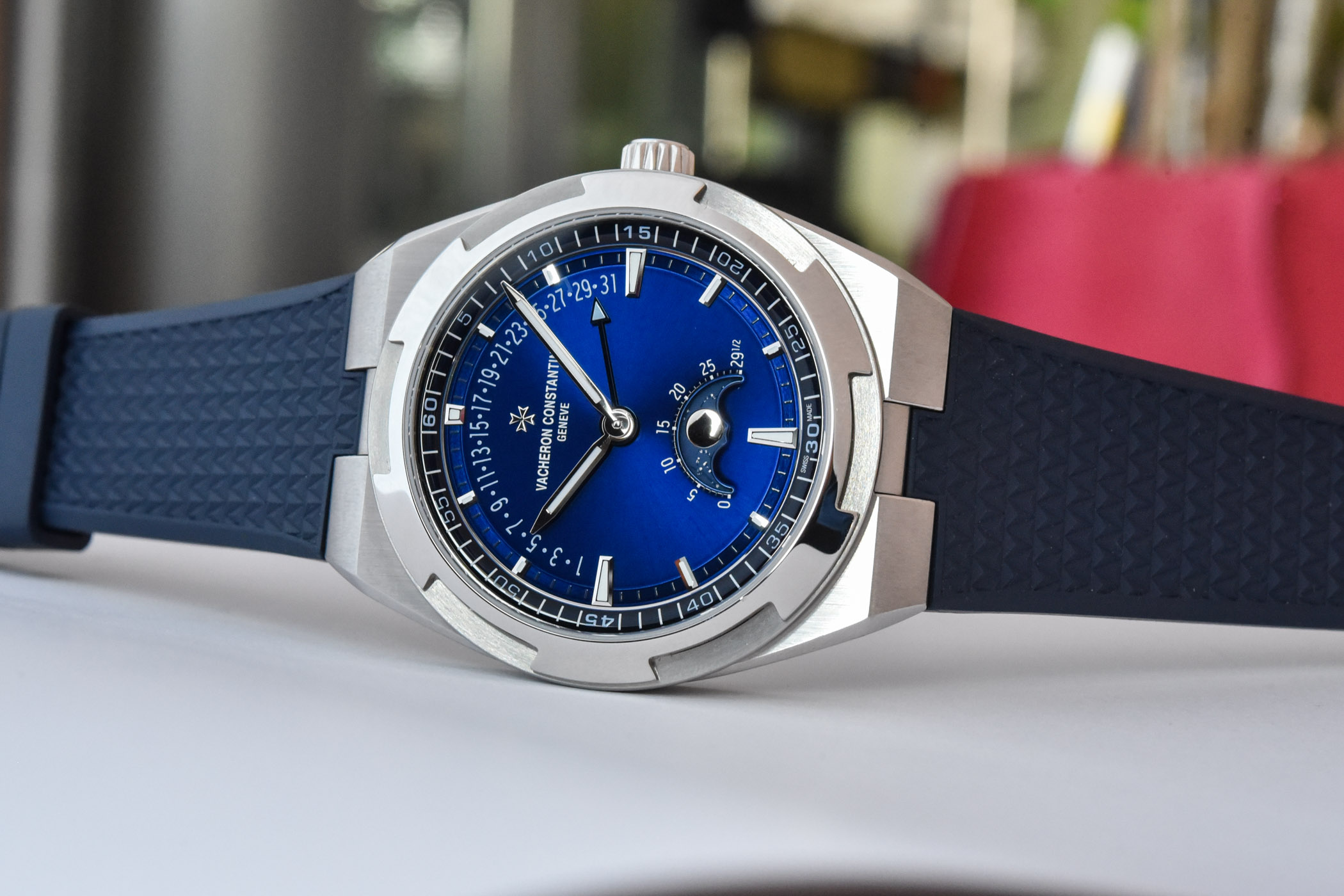 Vacheron Constantin Overseas Moon Phase Retrograde Date 4000V - Hands-On - 1 Vacheron Constantin Overseas Moon Phase Retrograde Date 4000V - Hands-On - 1