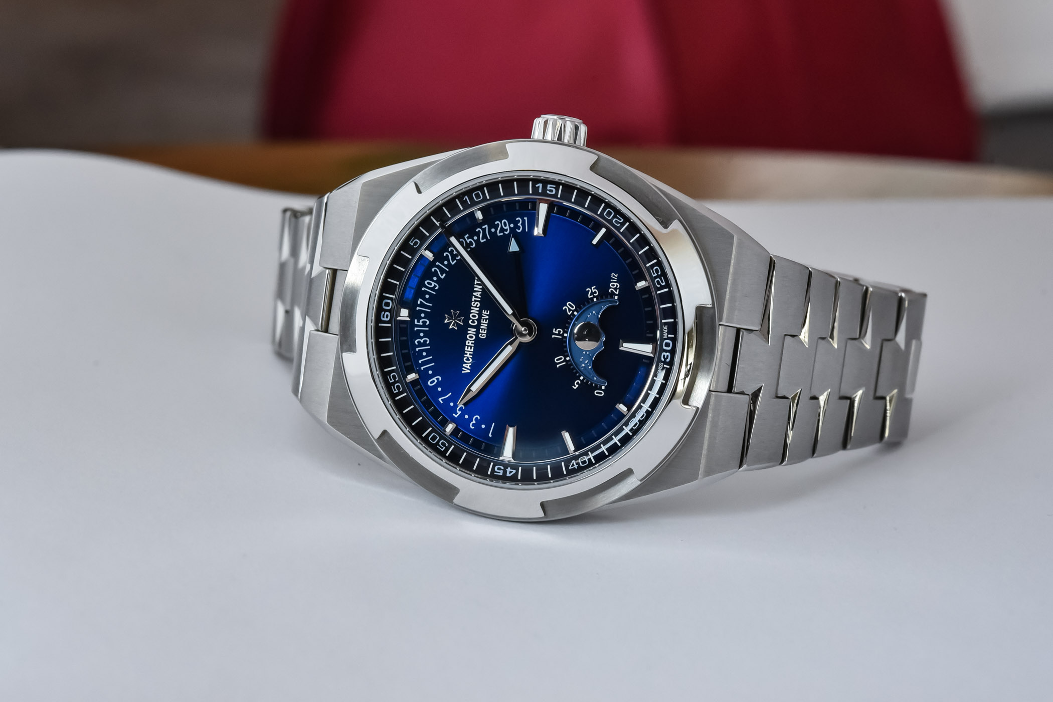 Vacheron Constantin Overseas Moon Phase Retrograde Date 4000V - Hands-On - 4 Vacheron Constantin Overseas Moon Phase Retrograde Date 4000V - Hands-On - 4