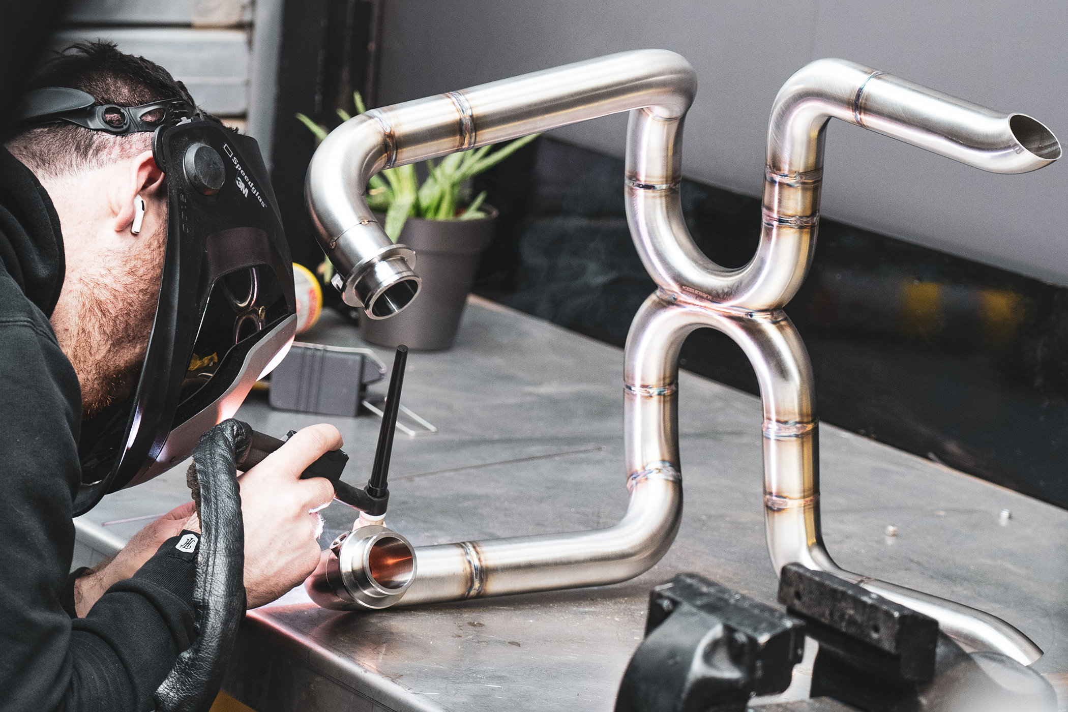 Thornton Hundred Motorcycles - Handcrafted X-shaped pipes - 1 Thornton Hundred Motorcycles - Handcrafted X-shaped pipes - 1