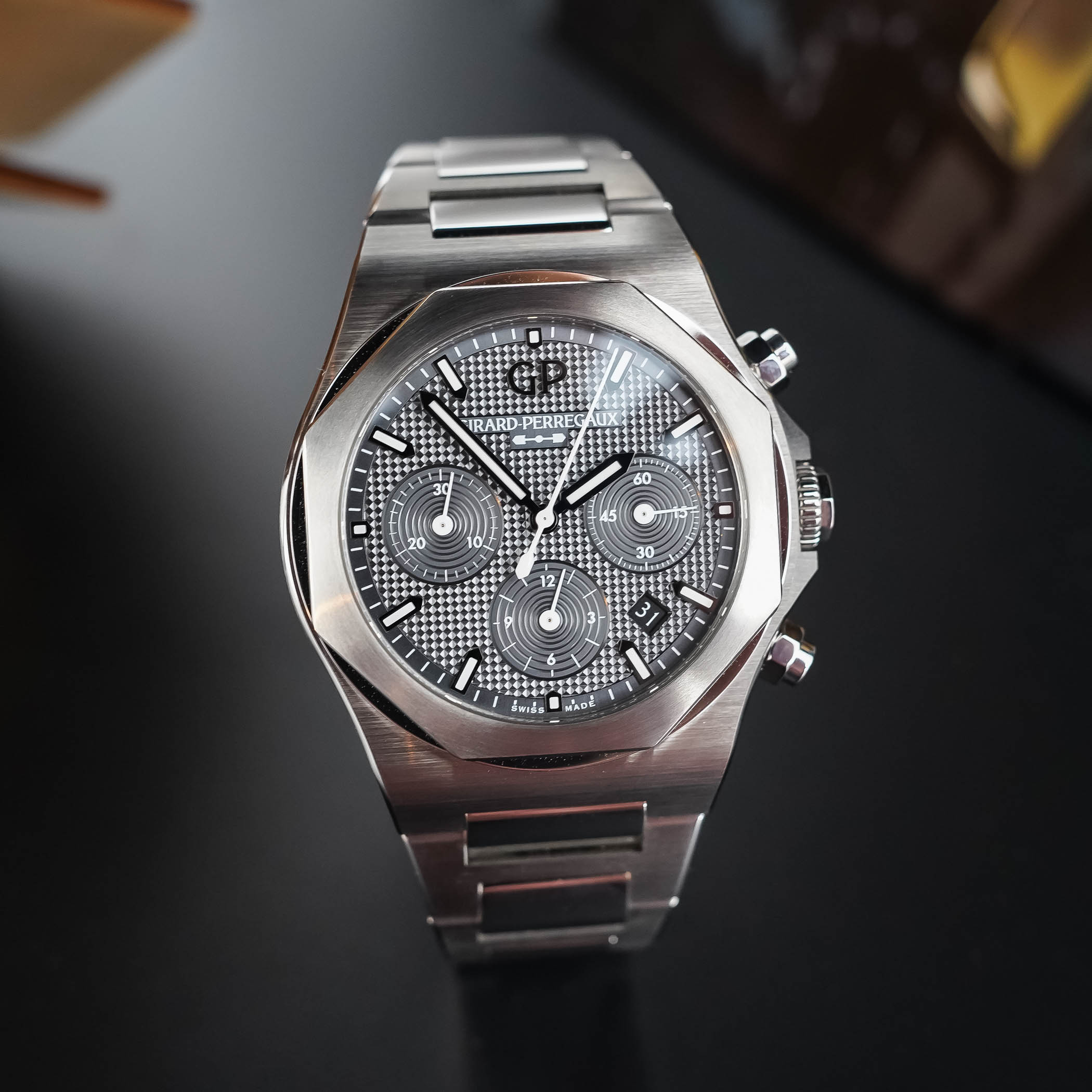 Girard-Perregaux Laureato Chronograph Ti49 Titanium luxury sports watch integrated bracelet - video review - 11 Girard-Perregaux Laureato Chronograph Ti49 Titanium luxury sports watch integrated bracelet - video review - 11