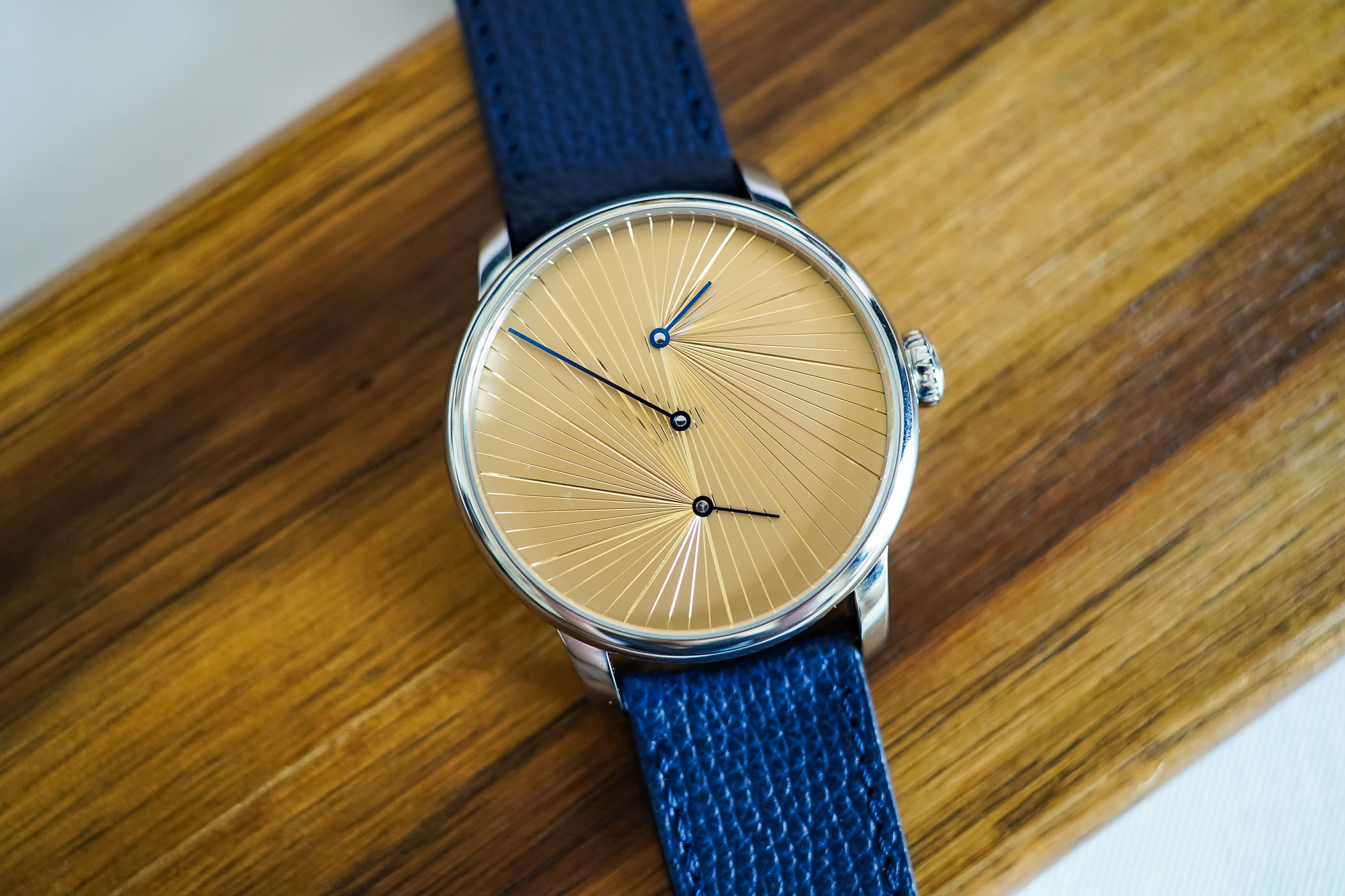 Le Régulateur Louis Erard x atelier oï Golden Dial