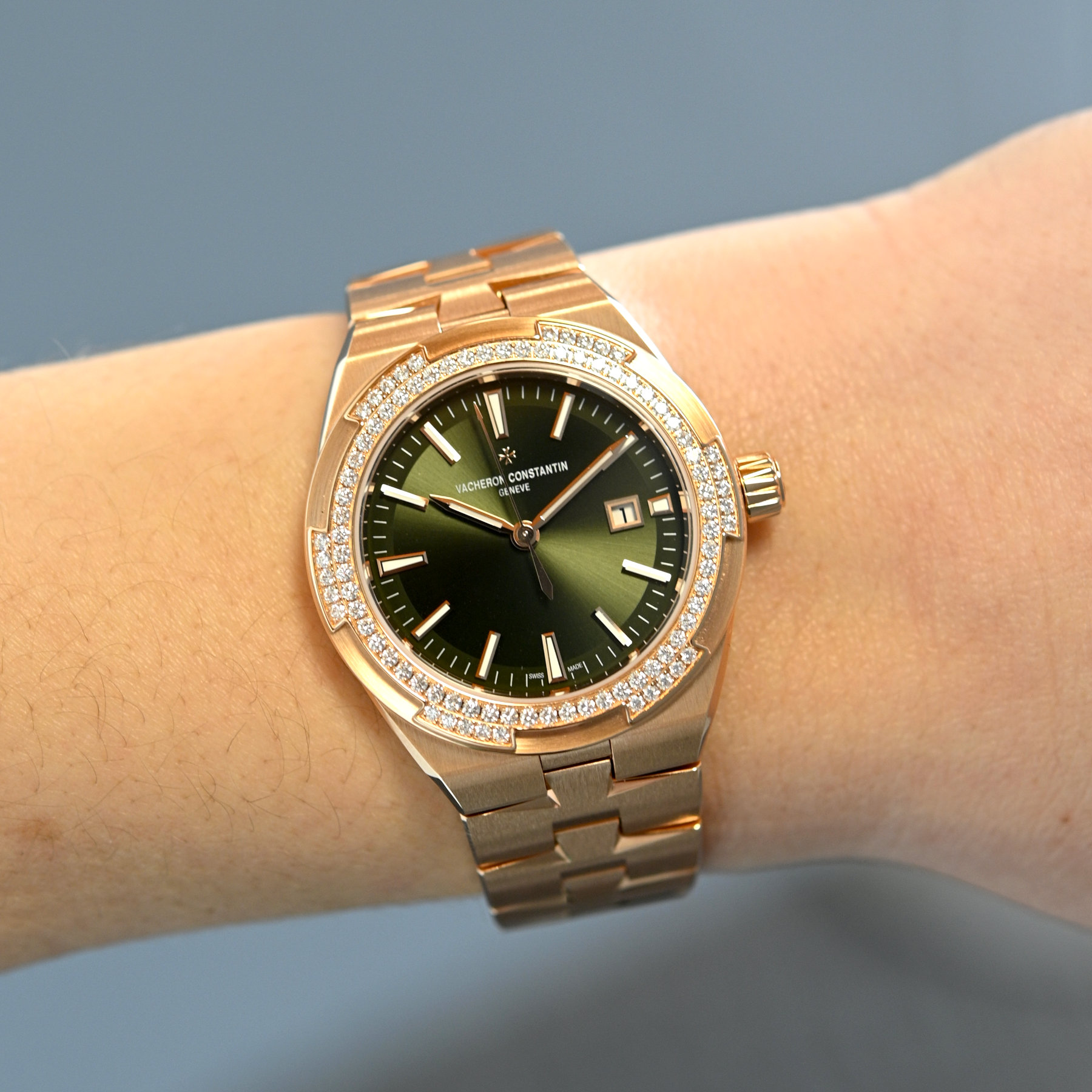 Vacheron Constantin Overseas Self-winding 35mm gemset Pink Gold & Green - 1 Vacheron Constantin Overseas Self-winding 35mm gemset Pink Gold & Green - 1