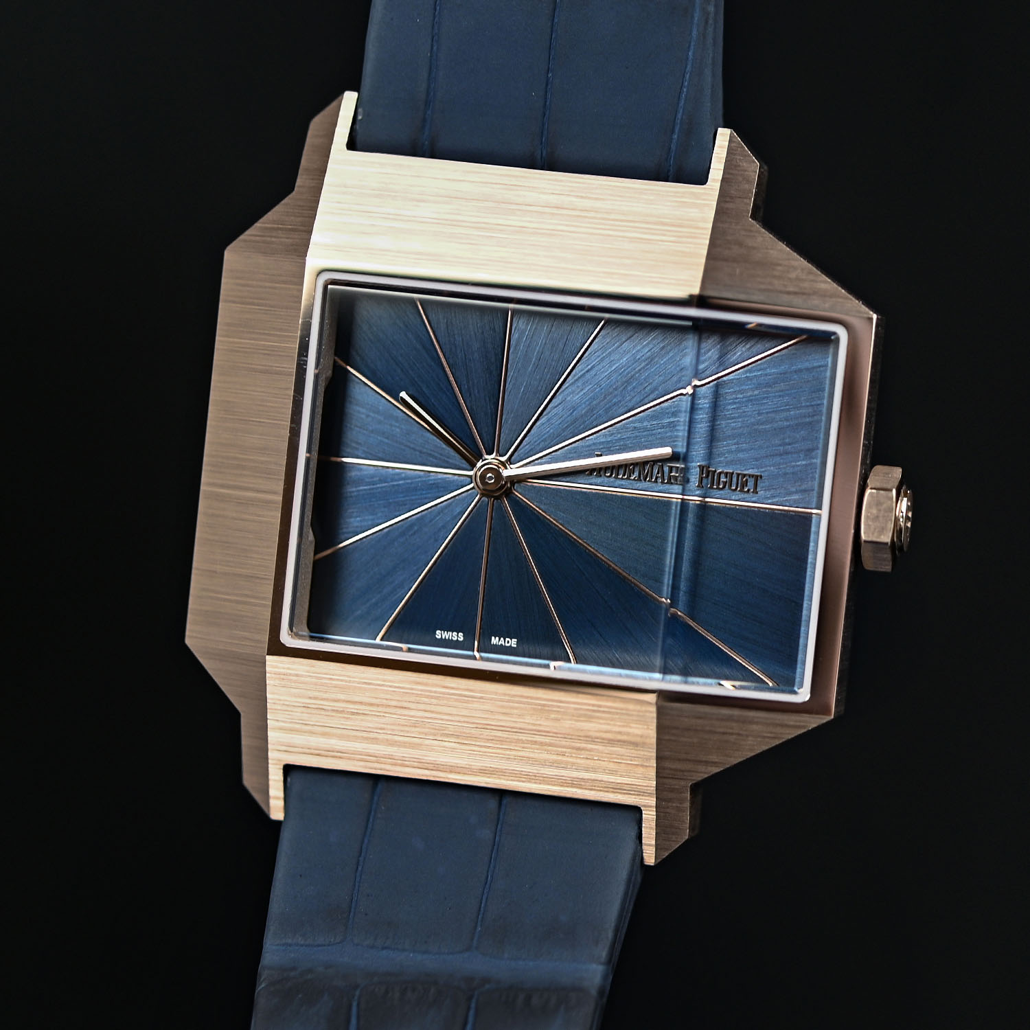 Audemars Piguet ReMaster02 Selfwinding Sand Gold 15240SG asymmetrical reissue 5159BA - review video - 4 Audemars Piguet ReMaster02 Selfwinding Sand Gold 15240SG asymmetrical reissue 5159BA - review video - 4