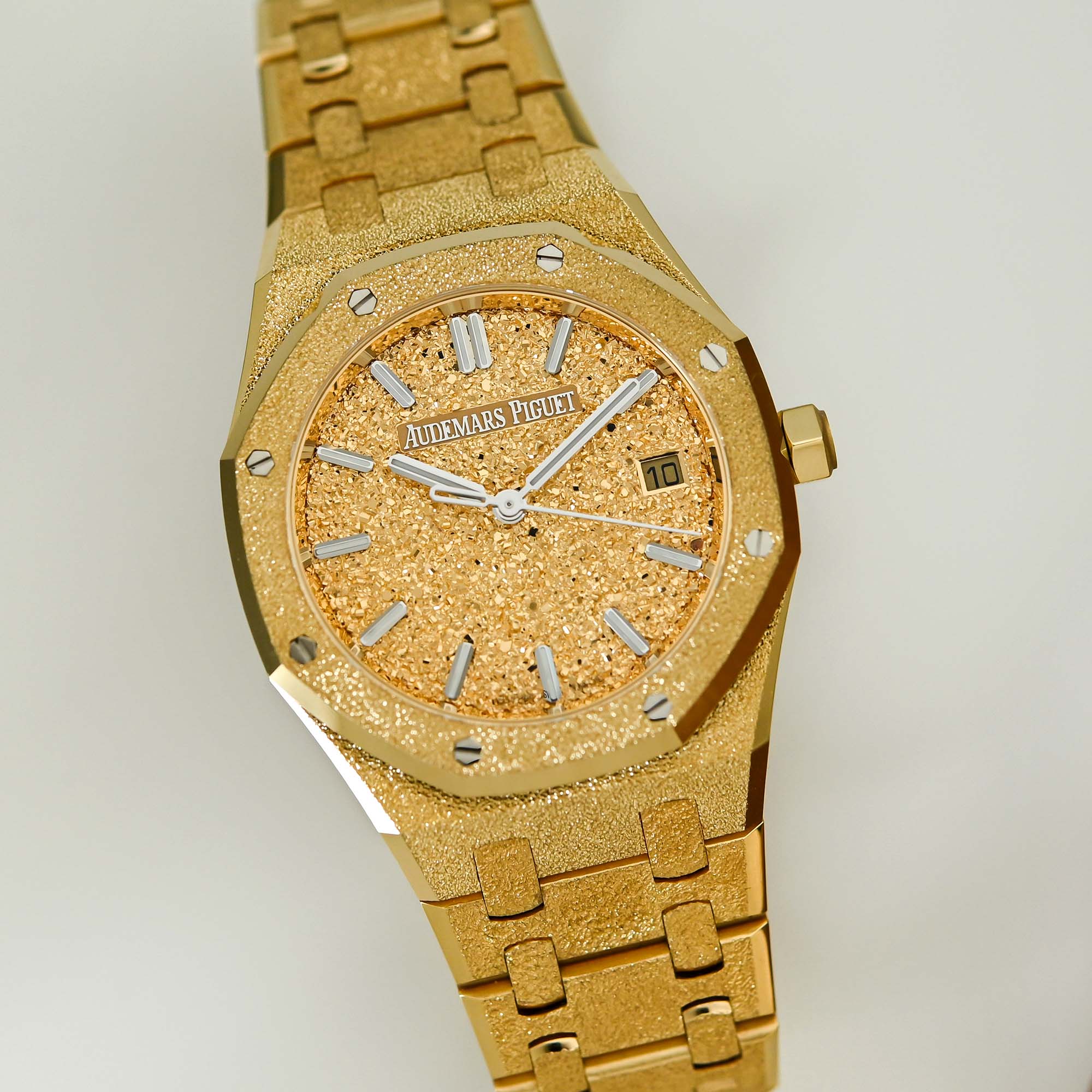 Audemars Piguet Royal Oak Frosted Gold Selfwinding 34mm 77450BA & 77450BC - 12 Audemars Piguet Royal Oak Frosted Gold Selfwinding 34mm 77450BA & 77450BC - 12