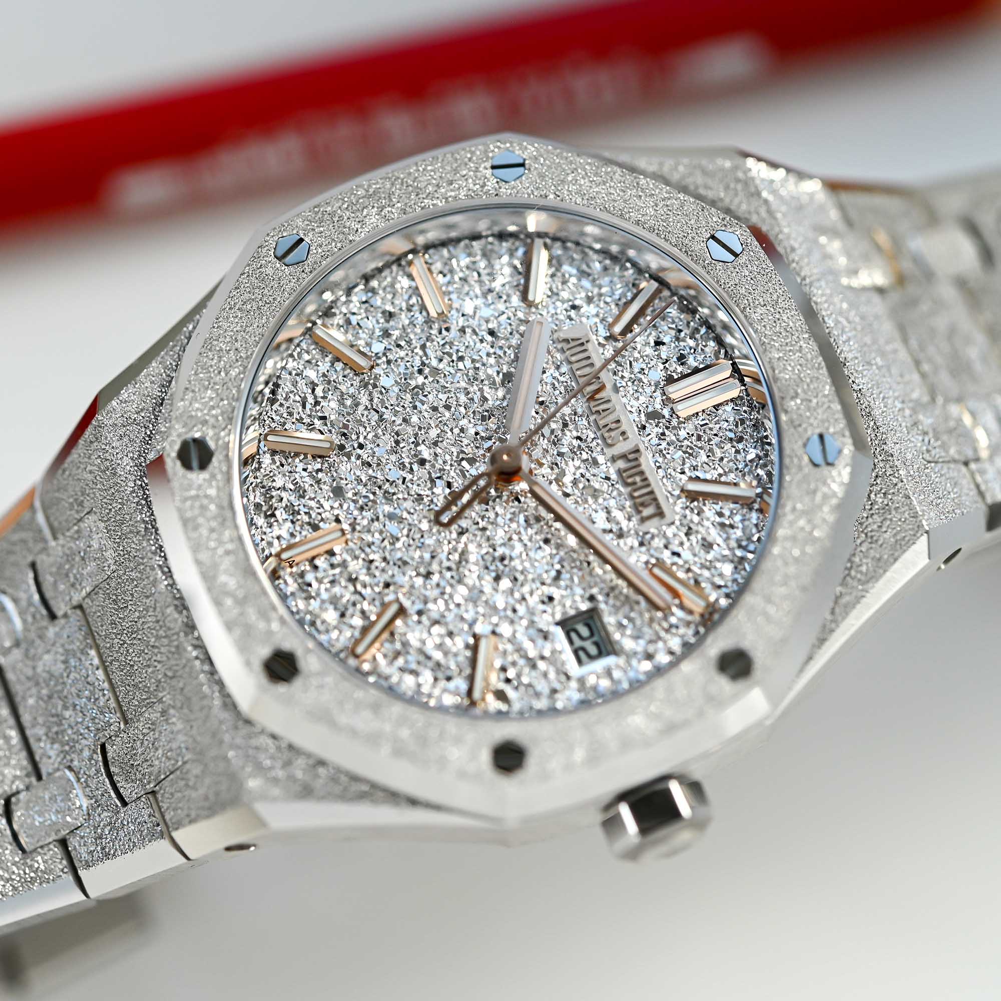 Audemars Piguet Royal Oak Frosted Gold Selfwinding 34mm 77450BA & 77450BC - 3 Audemars Piguet Royal Oak Frosted Gold Selfwinding 34mm 77450BA & 77450BC - 3