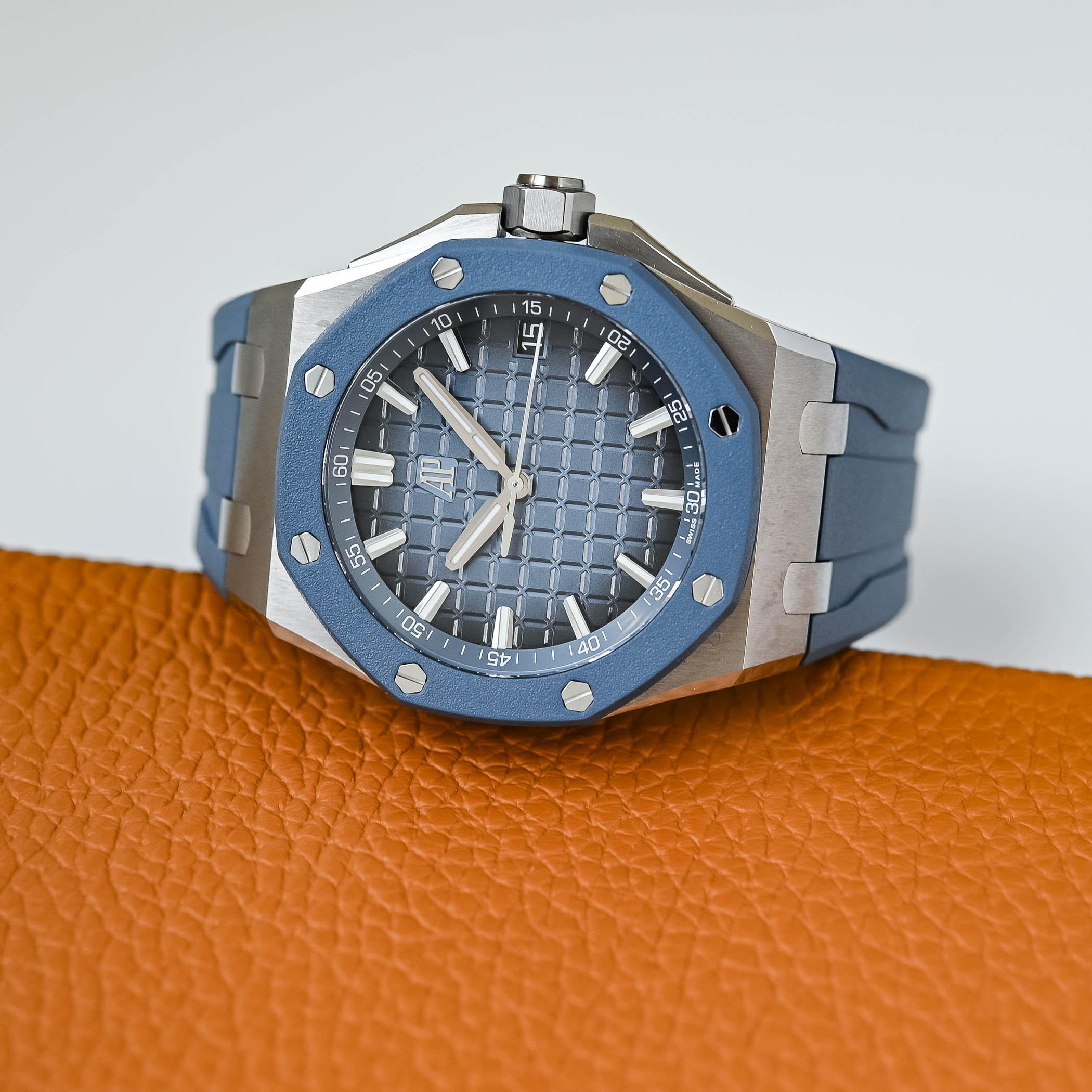Audemars Piguet Royal Oak Offshore Selfwinding 43mm Time-and-Date Rubber Bezel 15605SK - Calibre 4302- review - 7 Audemars Piguet Royal Oak Offshore Selfwinding 43mm Time-and-Date Rubber Bezel 15605SK - Calibre 4302- review - 7