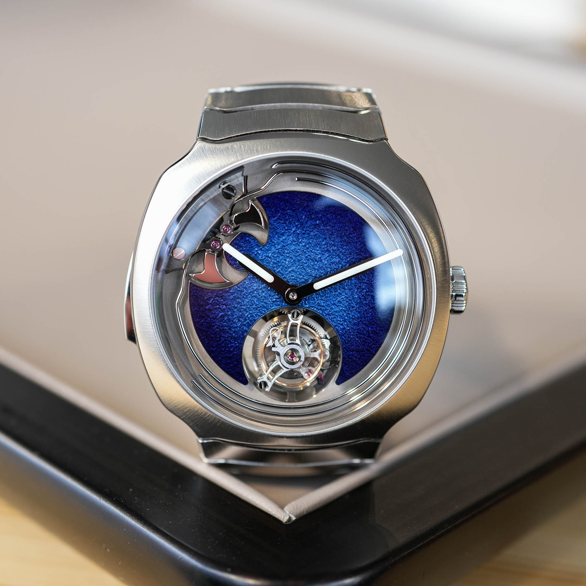H Moser Cie Streamliner Concept Minute Repeater Tourbillon Blue Enamel - review - 3 H Moser Cie Streamliner Concept Minute Repeater Tourbillon Blue Enamel - review - 3