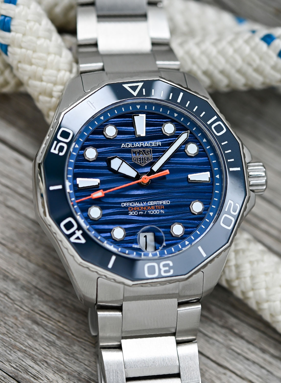 TAG Heuer Aquaracer Professional 300 Date HandsOn - 02 TAG Heuer Aquaracer Professional 300 Date HandsOn - 02