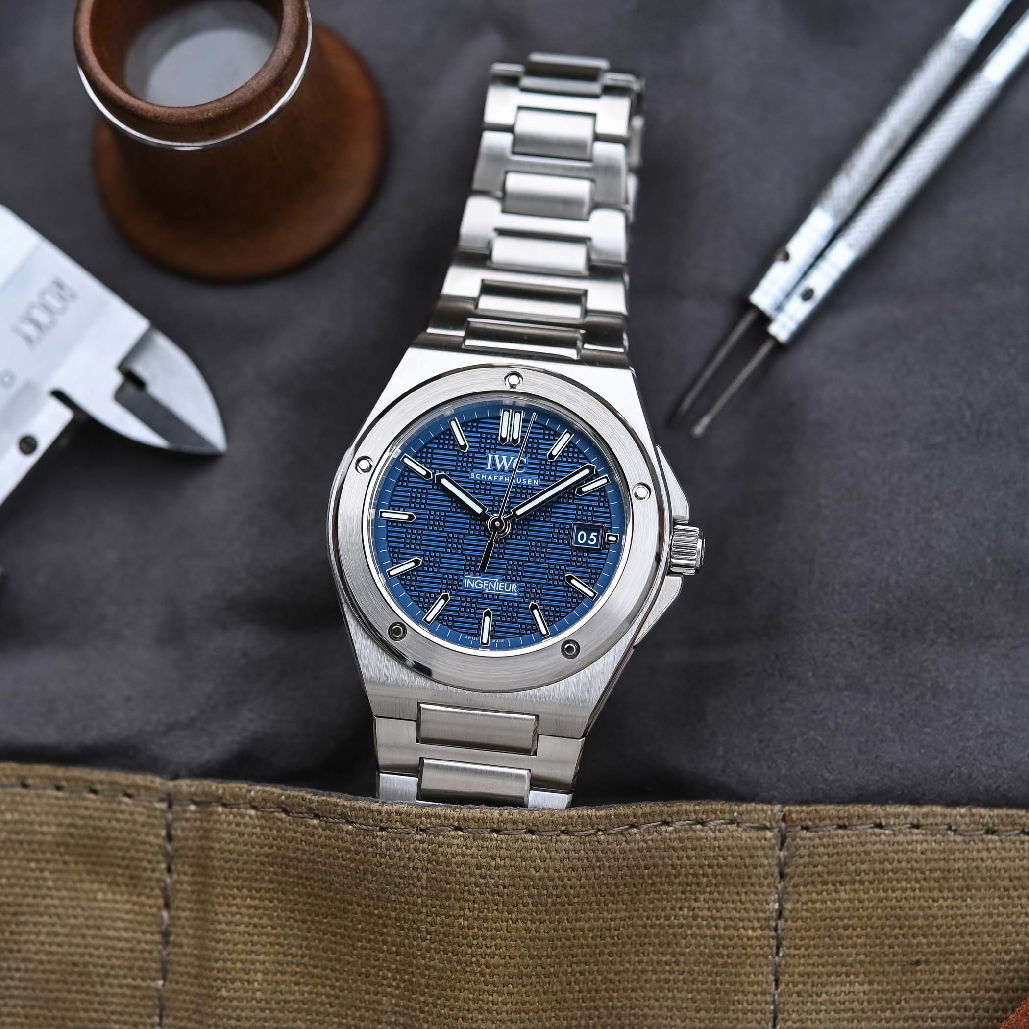 IWC Ingenieur Automatic 40 Blue Dial IW328907 luxury sports watch genta integrated bracelet - review - 4 IWC Ingenieur Automatic 40 Blue Dial IW328907