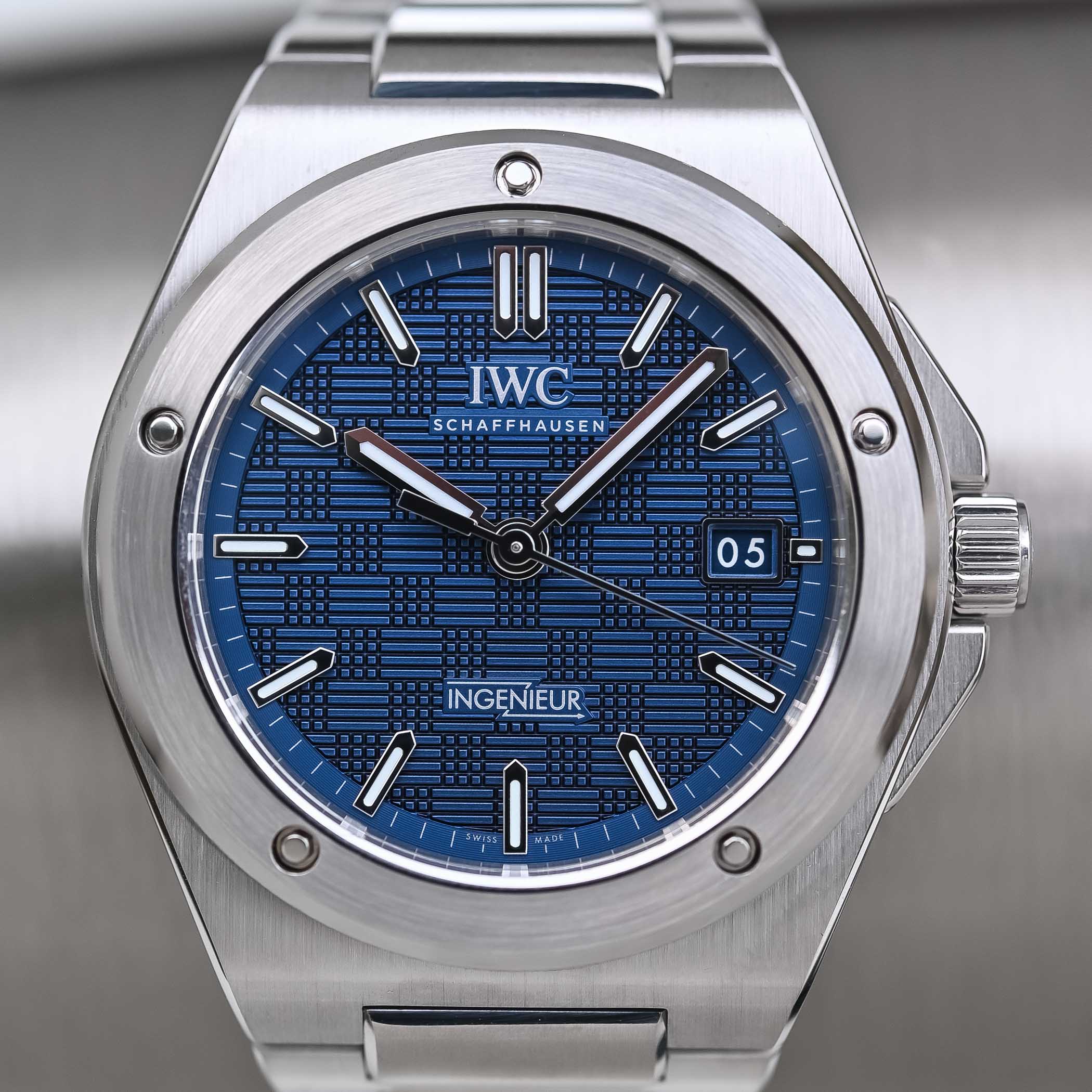 IWC Ingenieur Automatic 40 Blue Dial IW328907 luxury sports watch genta integrated bracelet - review - 7 IWC Ingenieur Automatic 40 Blue Dial IW328907
