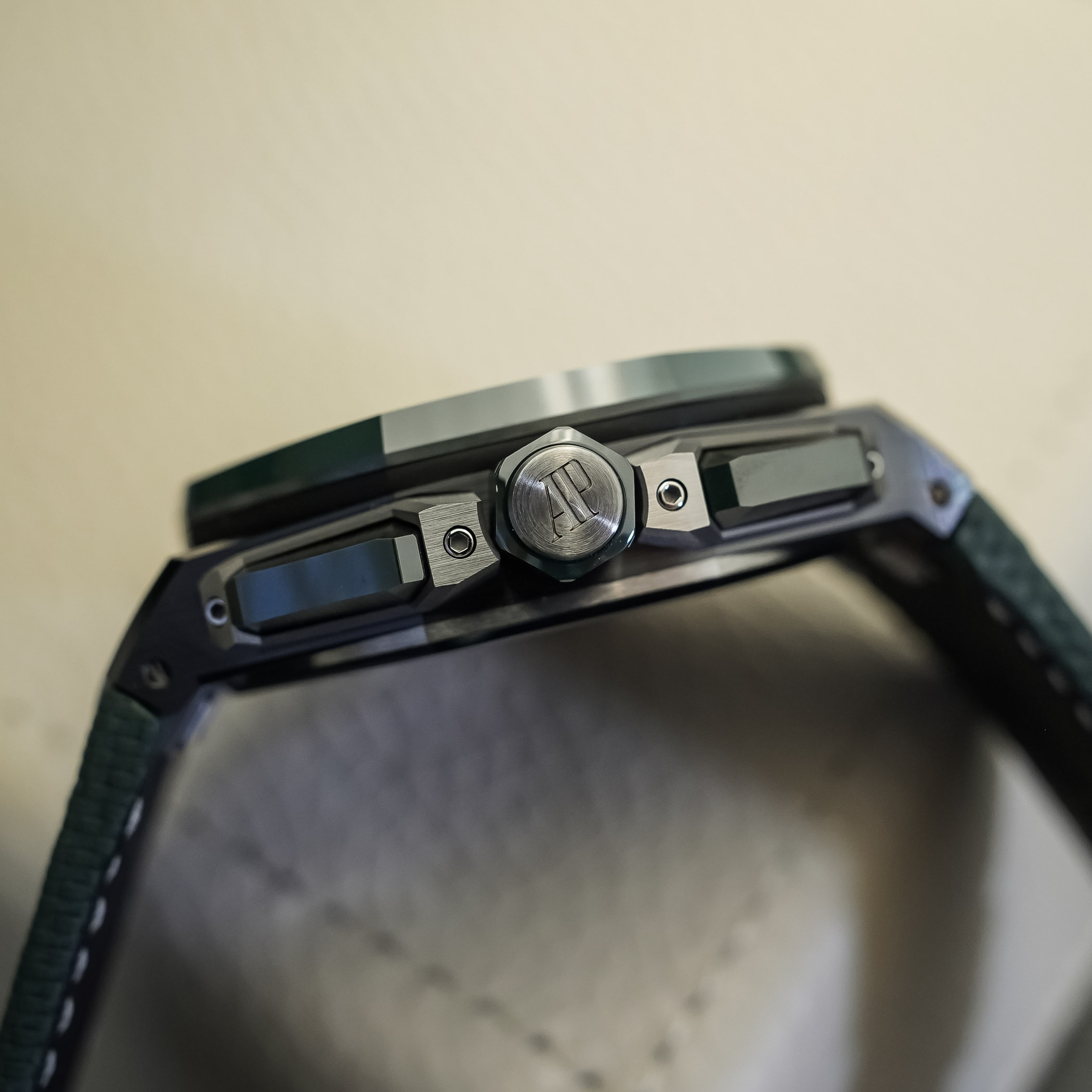 Audemars Piguet Royal Oak Offshore Selfwinding Chronograph 43mm Green and Black Ceramic new generation ROO - 26420CE - review - 5 Audemars Piguet Royal Oak Offshore Selfwinding Chronograph 43mm Green and Black Ceramic new generation ROO - 26420CE - review - 5