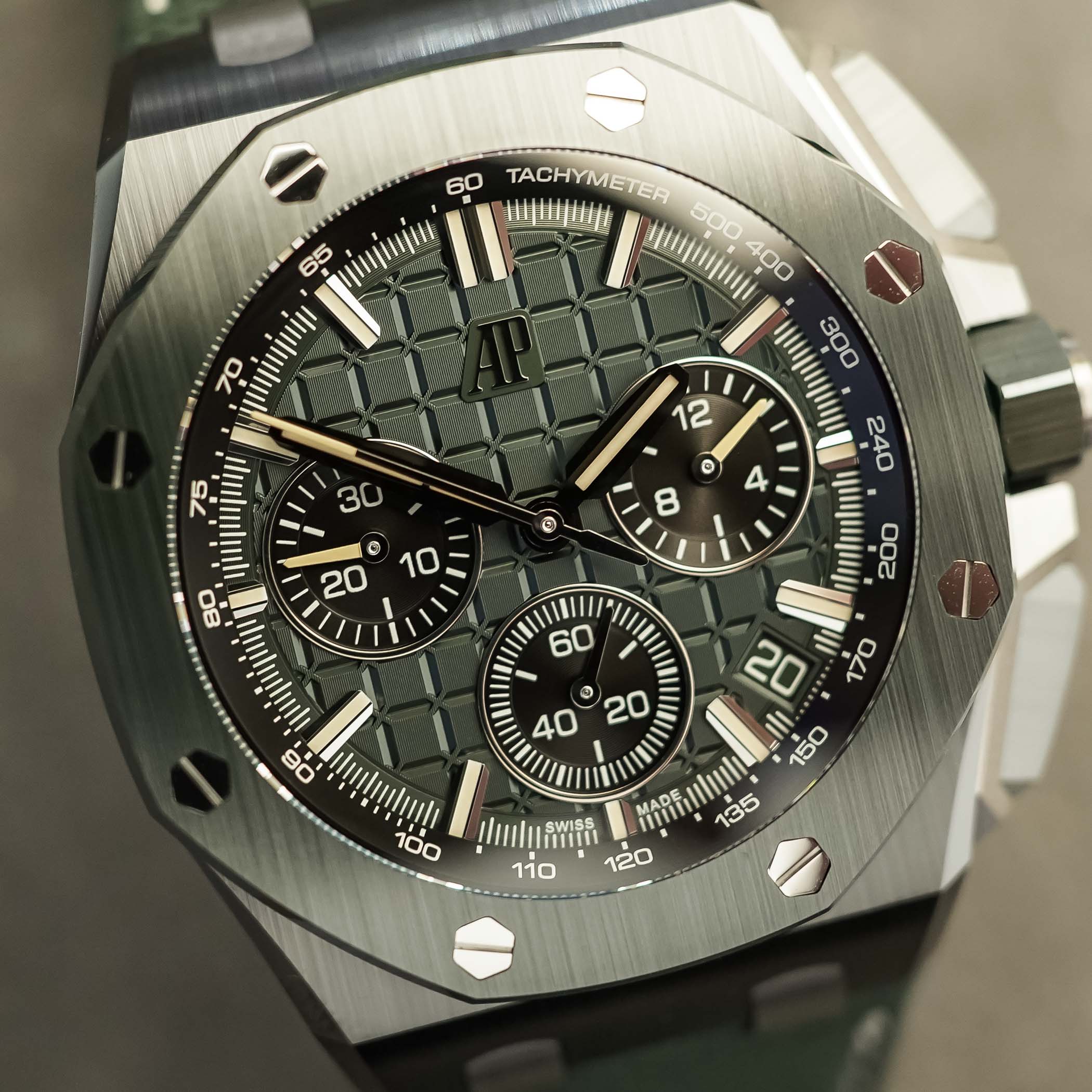 Audemars Piguet Royal Oak Offshore Selfwinding Chronograph 43mm Green and Black Ceramic new generation ROO - 26420CE - review - 6 Audemars Piguet Royal Oak Offshore Selfwinding Chronograph 43mm Green and Black Ceramic new generation ROO - 26420CE - review - 6