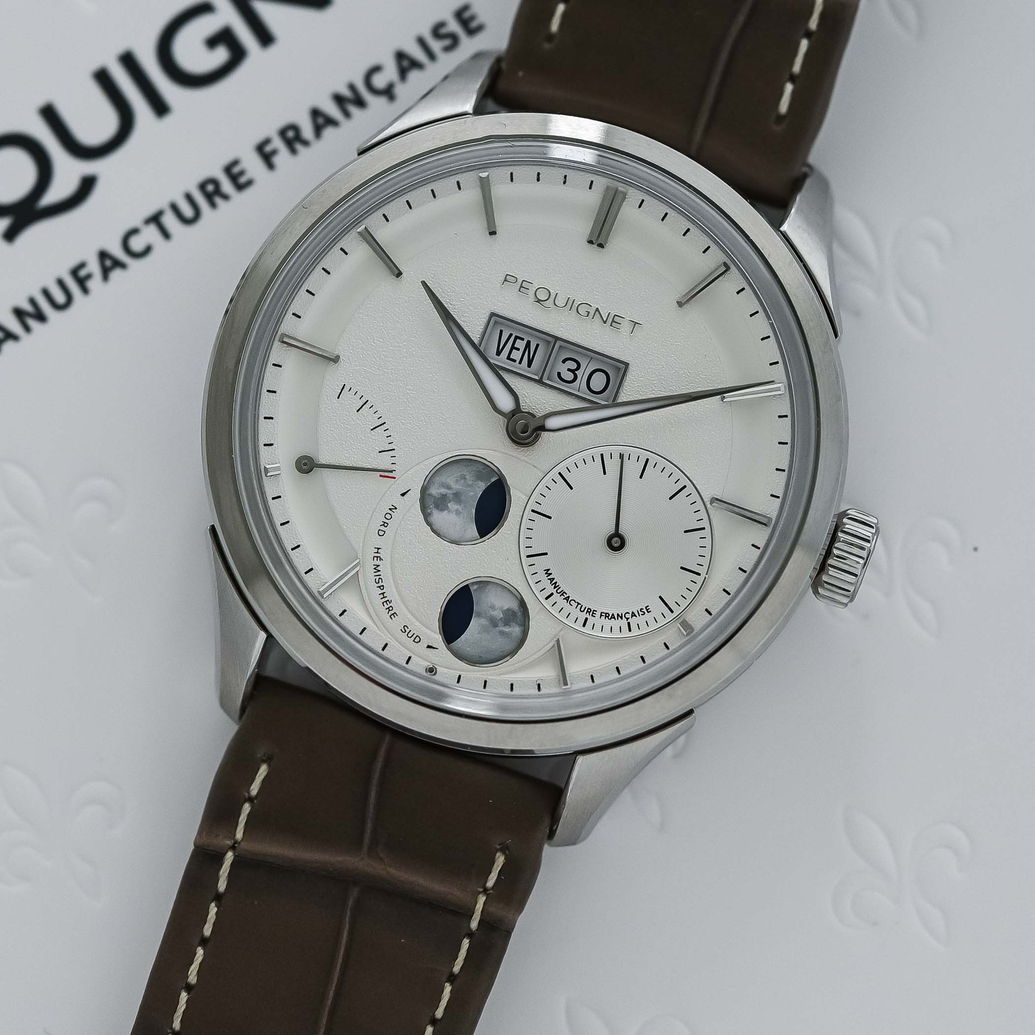 pequignet-royale-paris-39-5mm-big-date-moon-power-reserve-hands-on-8 pequignet-royale-paris-39-5mm-big-date-moon-power-reserve-hands-on-8