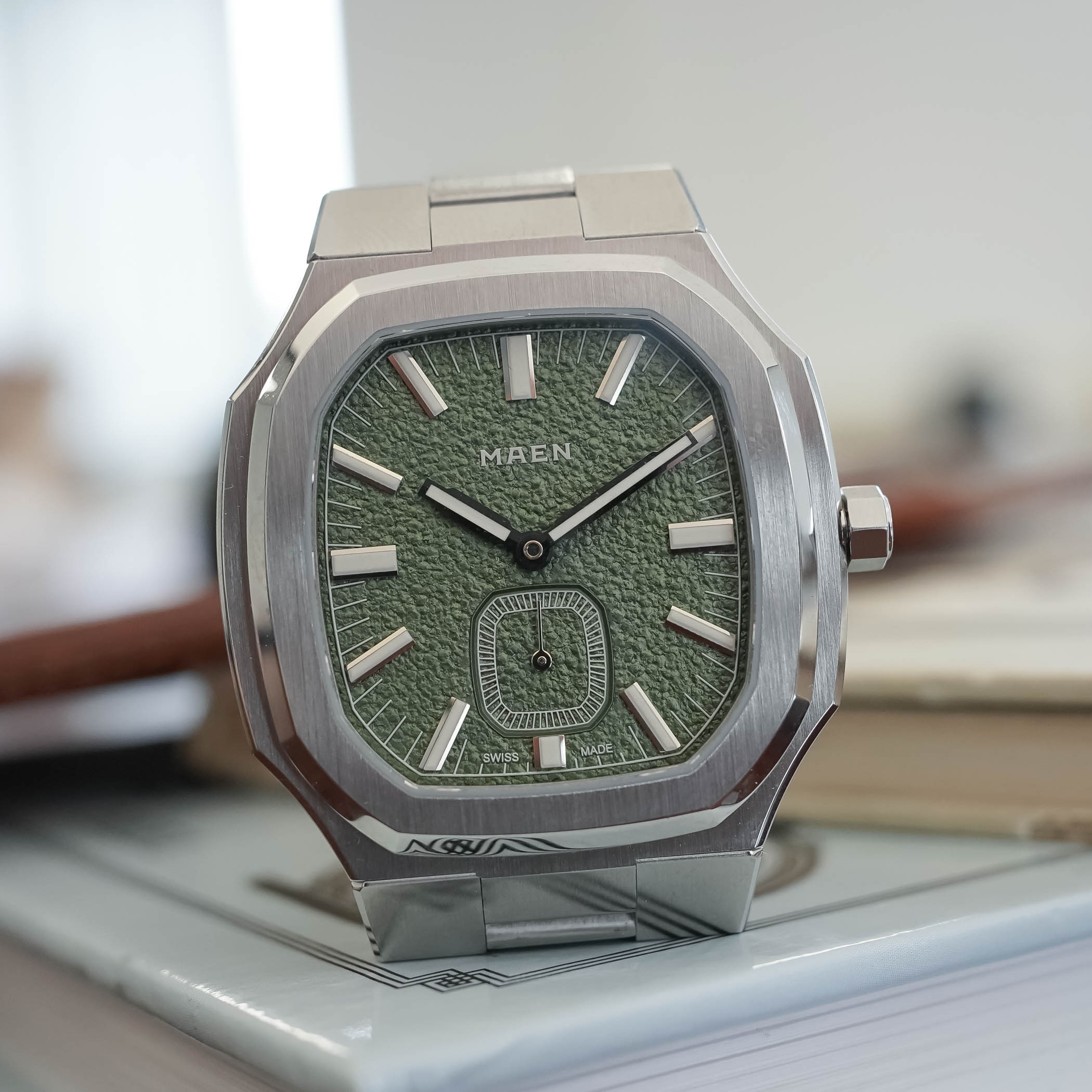 Maen Manhattan 37mm Ultra-Thin Tusan Dial Review integrated bracelet accessible - 1 Maen Manhattan 37mm Ultra-Thin Tusan Dial Review integrated bracelet accessible - 1