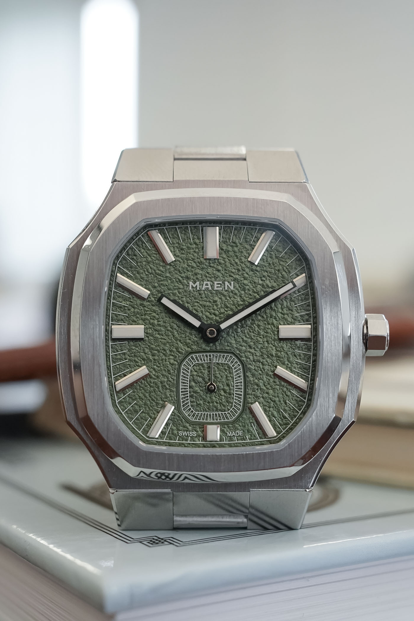 Maen Manhattan 37mm Ultra-Thin Tusan Dial Review integrated bracelet accessible - 2 Maen Manhattan 37mm Ultra-Thin Tusan Dial Review integrated bracelet accessible - 2