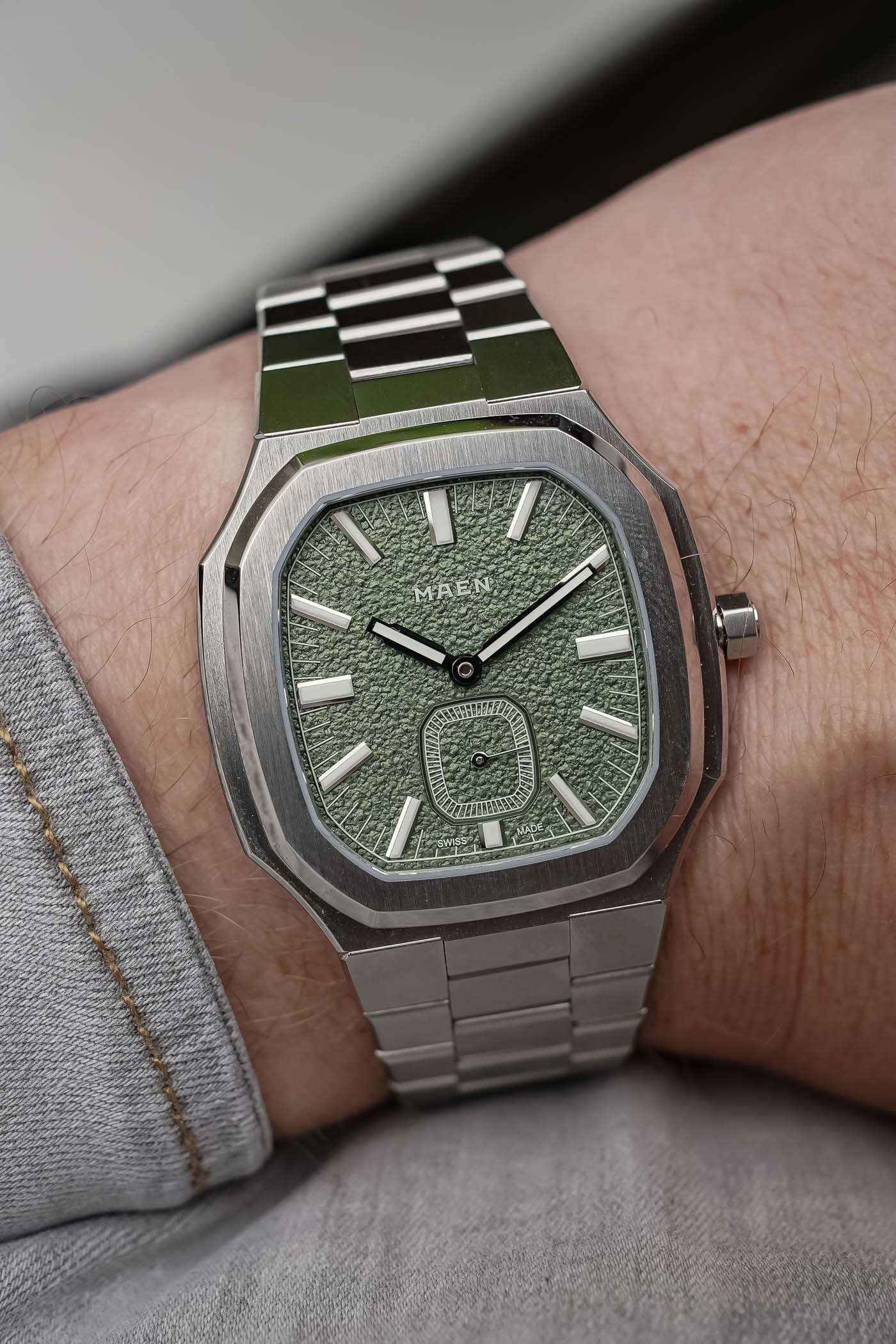 Maen Manhattan 37mm Ultra-Thin Tusan Dial Review integrated bracelet accessible - 3 Maen Manhattan 37mm Ultra-Thin Tusan Dial Review integrated bracelet accessible - 3