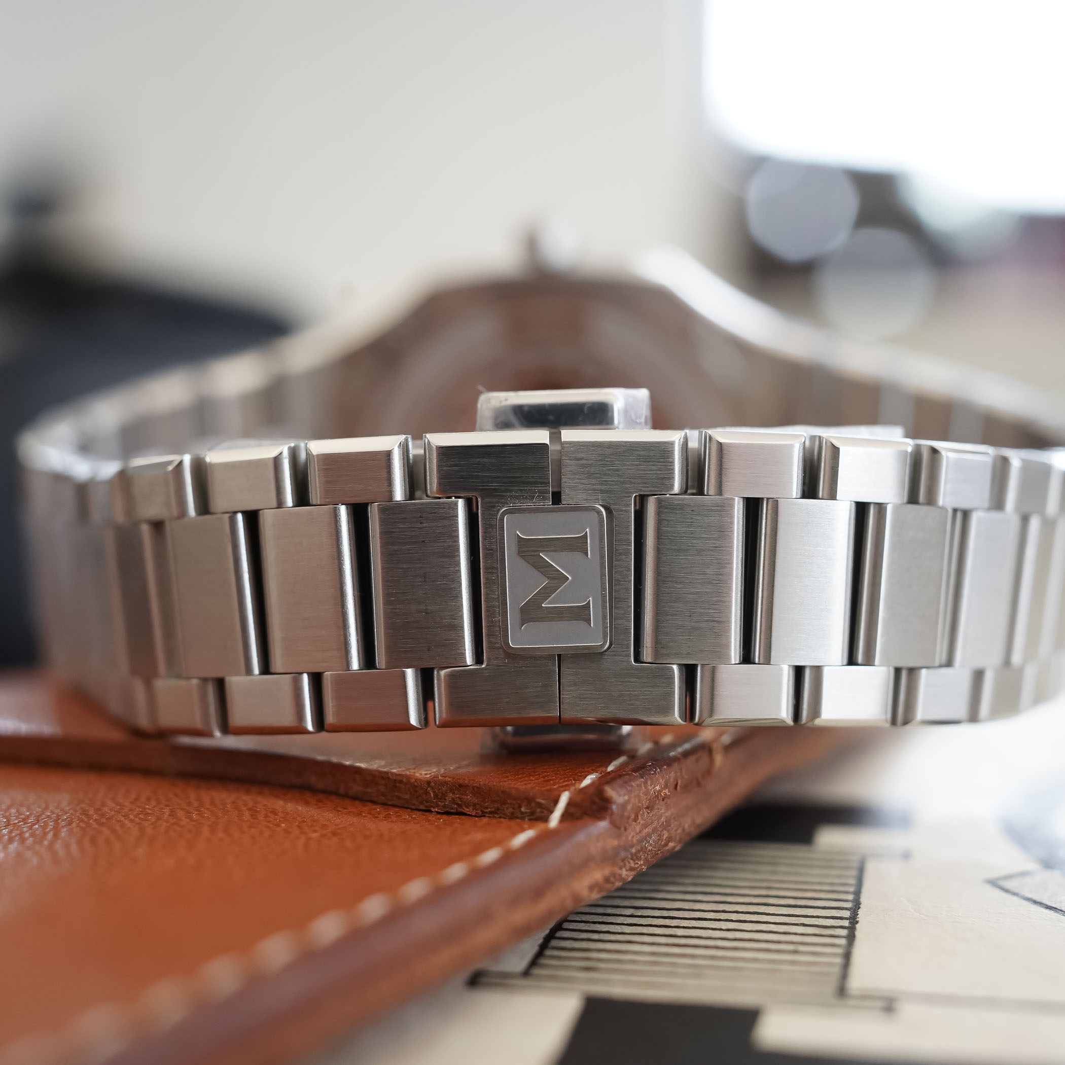 Maen Manhattan 37mm Ultra-Thin Tusan Dial Review integrated bracelet accessible - 9 Maen Manhattan 37mm Ultra-Thin Tusan Dial Review integrated bracelet accessible - 9