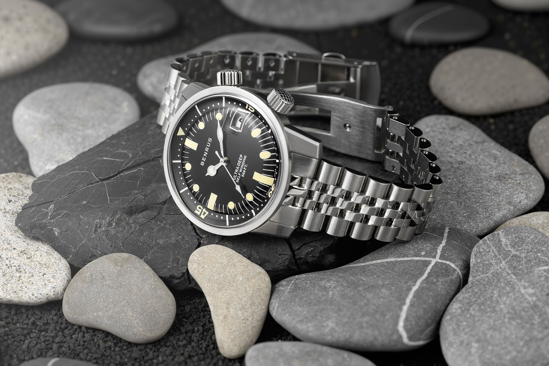 monochrome-watches.com