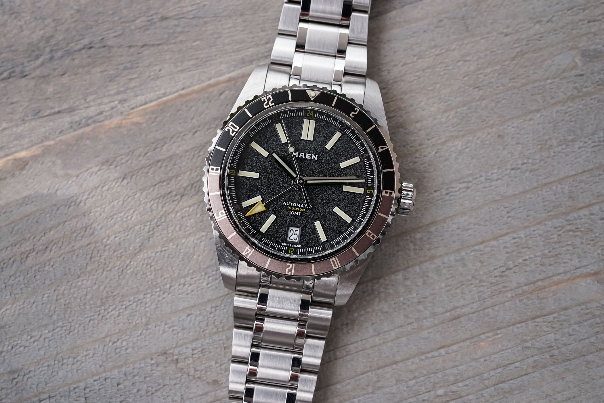 First Look – The Maen Hudson 38 GMT MKII, A Compact Traveller’s Watch with Vintage Flair