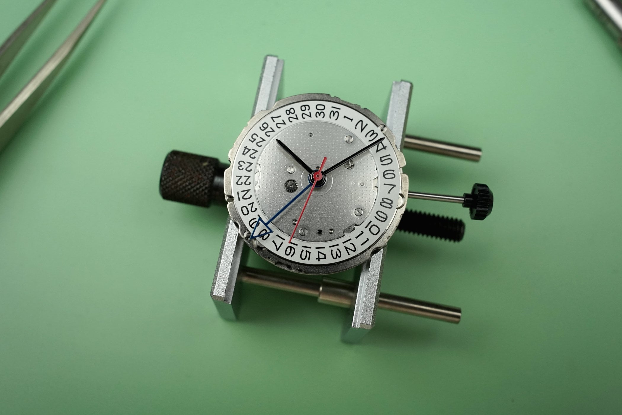 A Technical Perspective – Deconstructing The Miyota 9075 GMT And Understanding How A True GMT Works