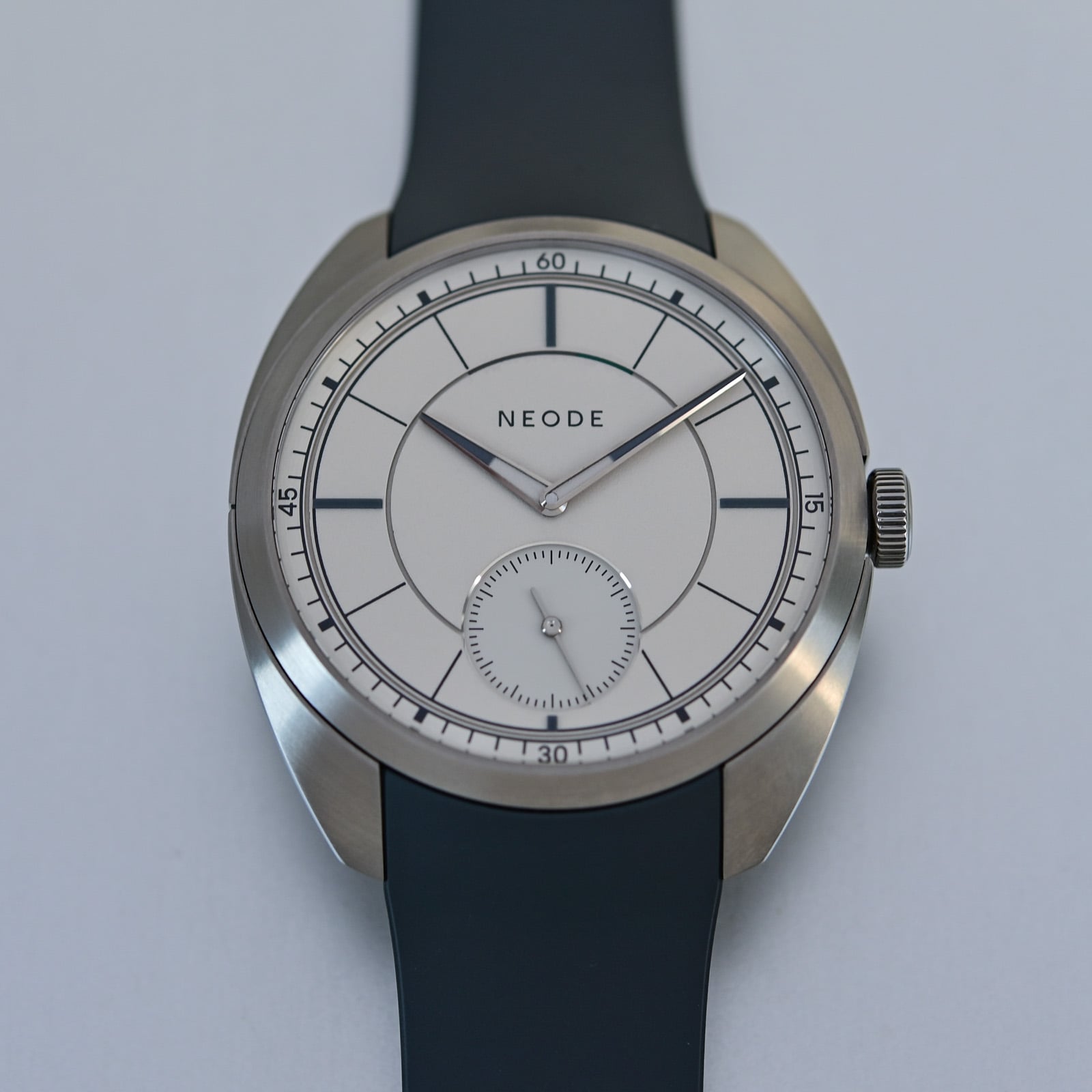 Neode N01 First Edition Turns Architectural Discipline Into an Eight-Day Watch