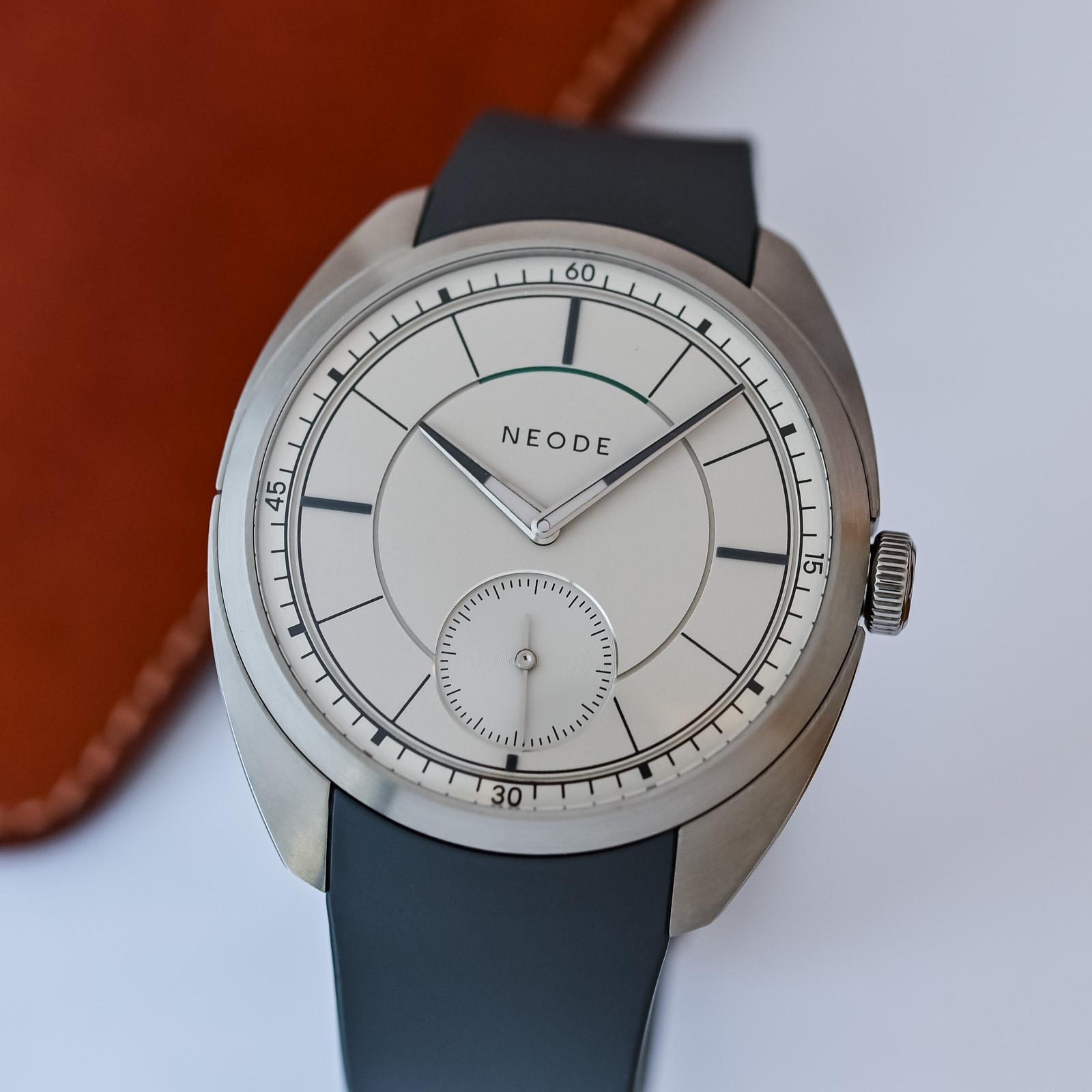 Neode N01 First Edition Turns Architectural Discipline Into an Eight-Day Watch