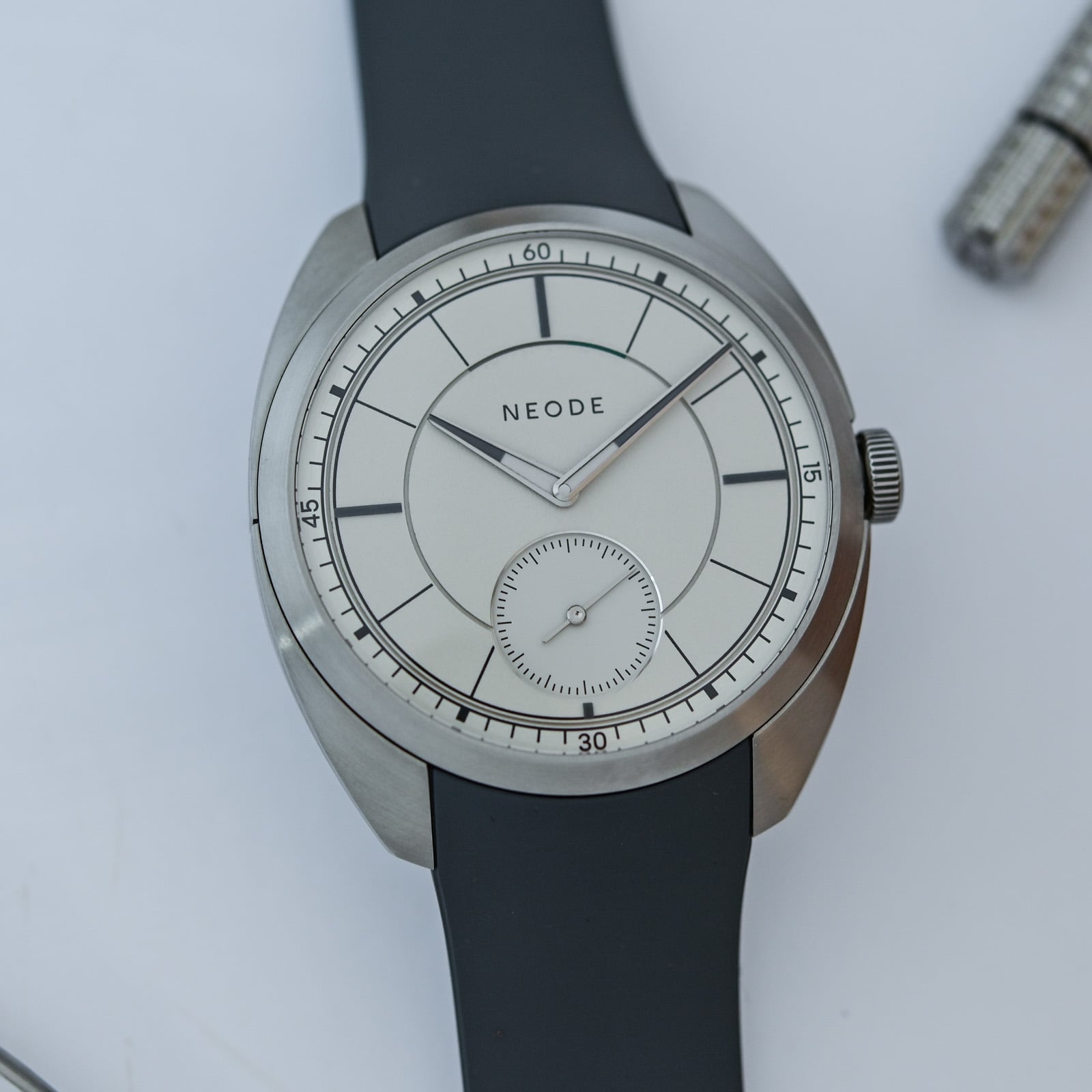 Neode N01 First Edition Turns Architectural Discipline Into an Eight-Day Watch