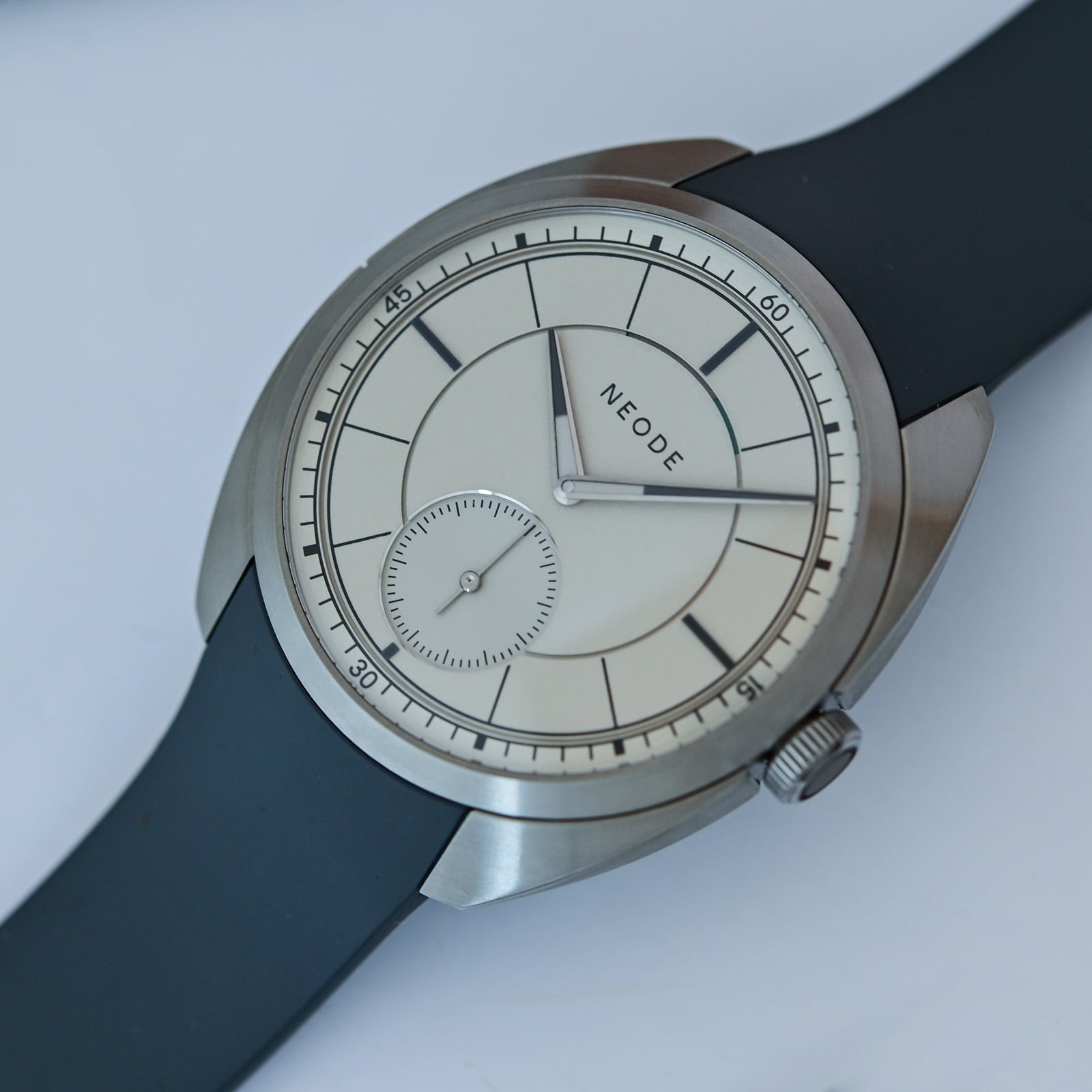 Neode N01 First Edition Turns Architectural Discipline Into an Eight-Day Watch