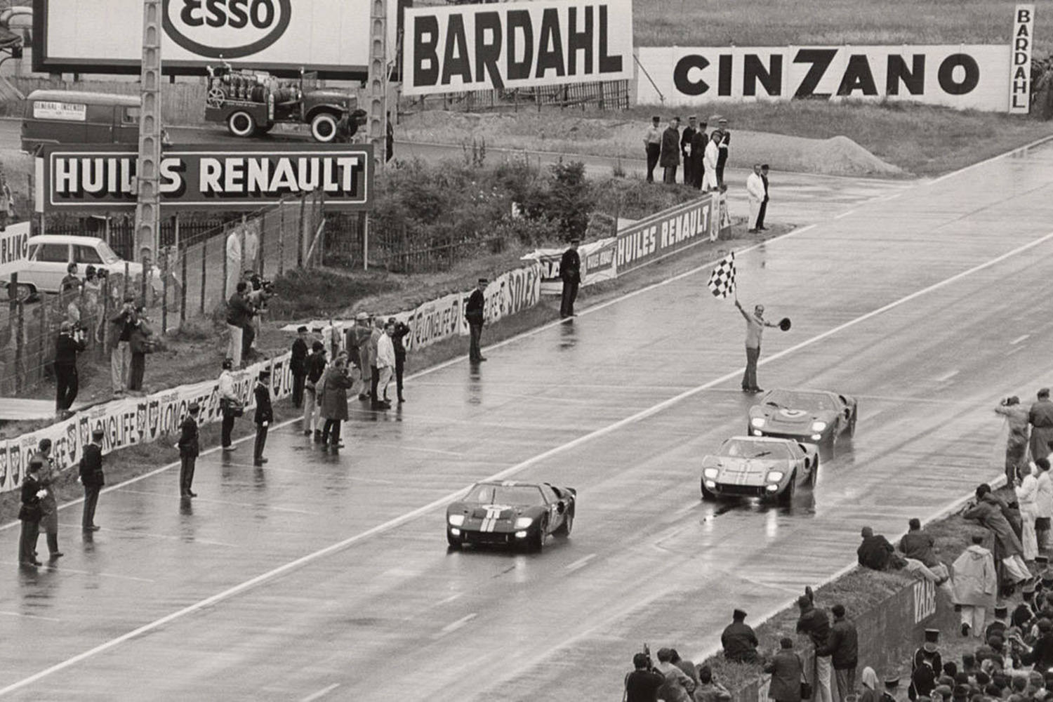 1966_Le_Mans_24_Hours_Ford_GT40_MKII_1_2_3_Finish