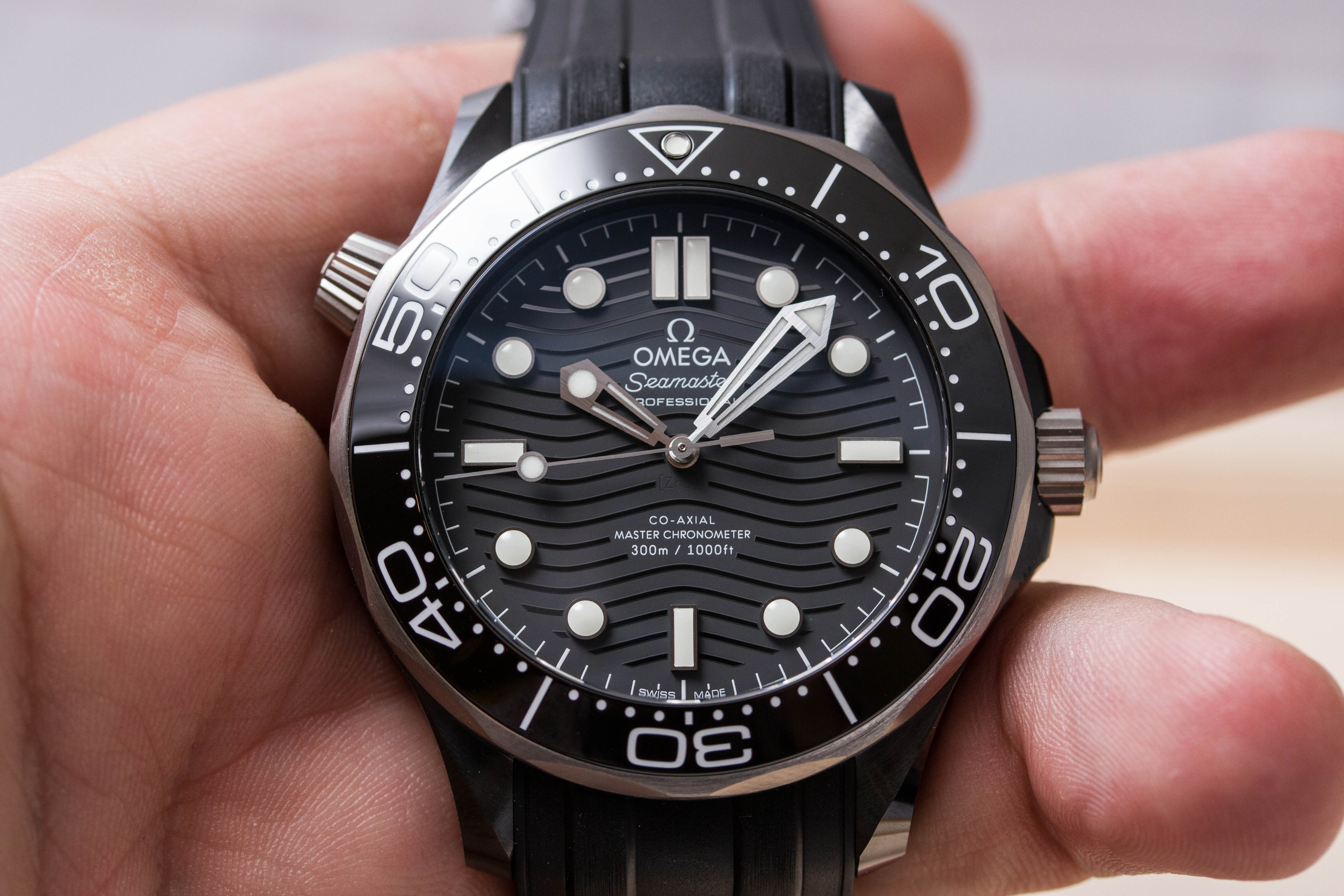 Omega Seamaster Diver 300M Ceramic-and-Titanium no-date - 210.92.44.20.01.001 - review